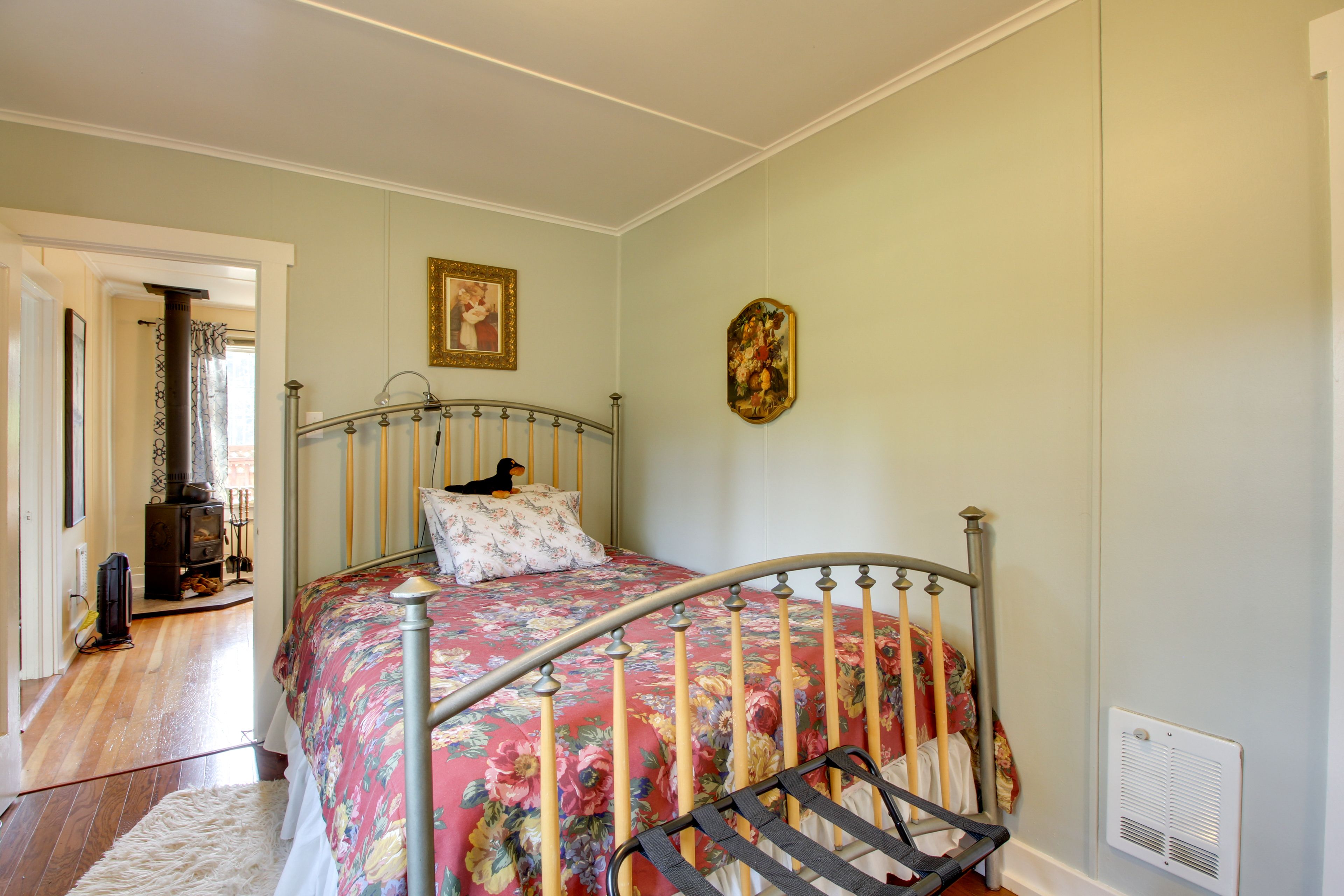 Bedroom 1 | Queen Bed