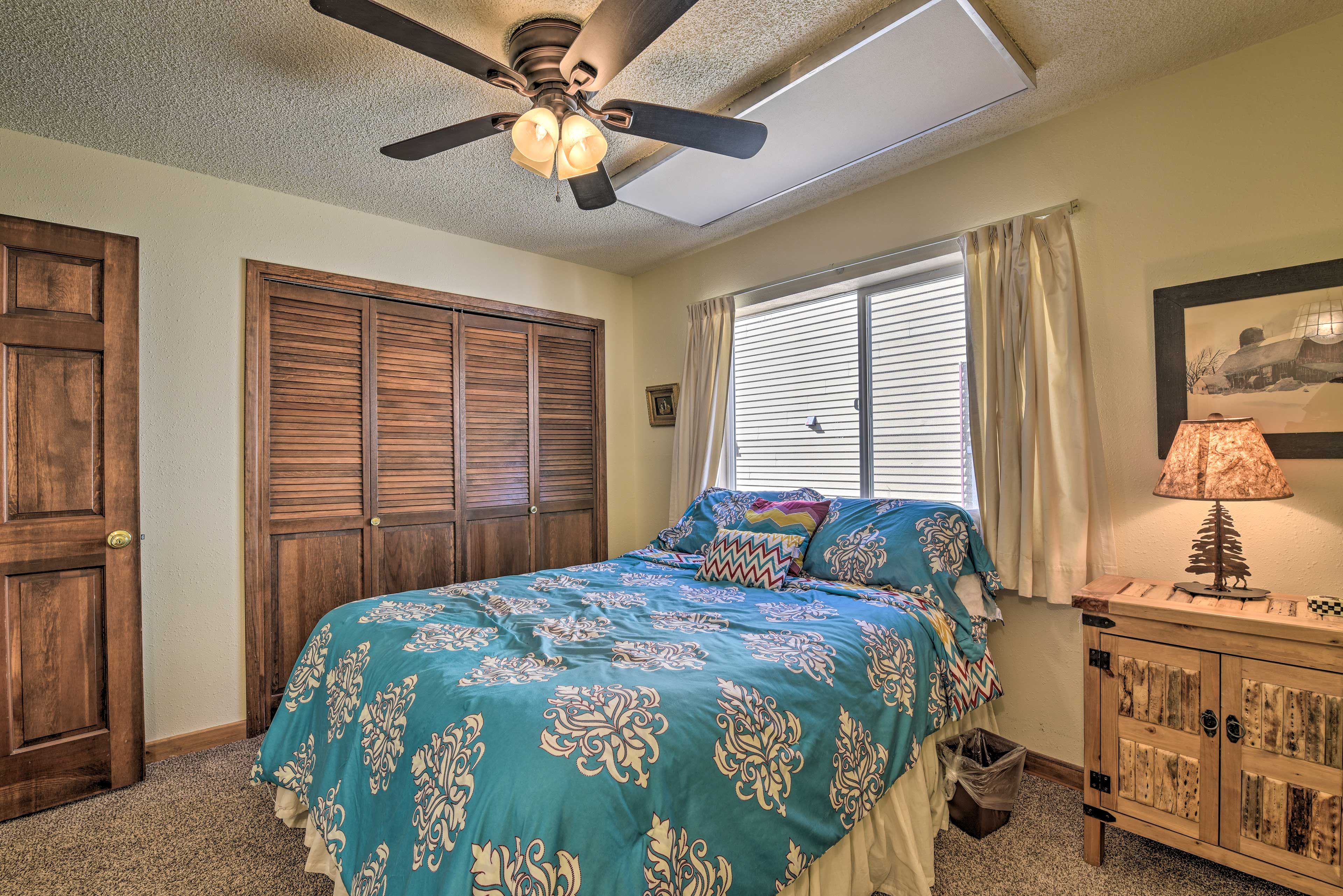 Bedroom 1 | Queen Bed