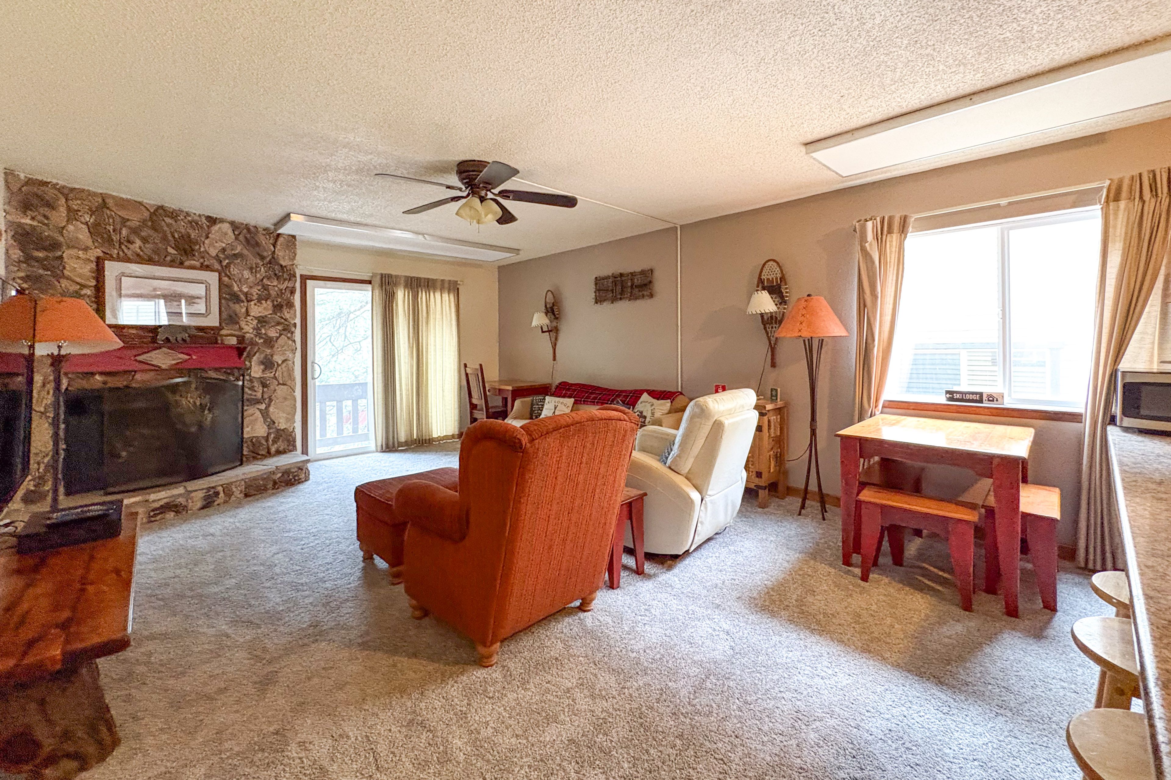 Dining Area | Dishware & Flatware Provided