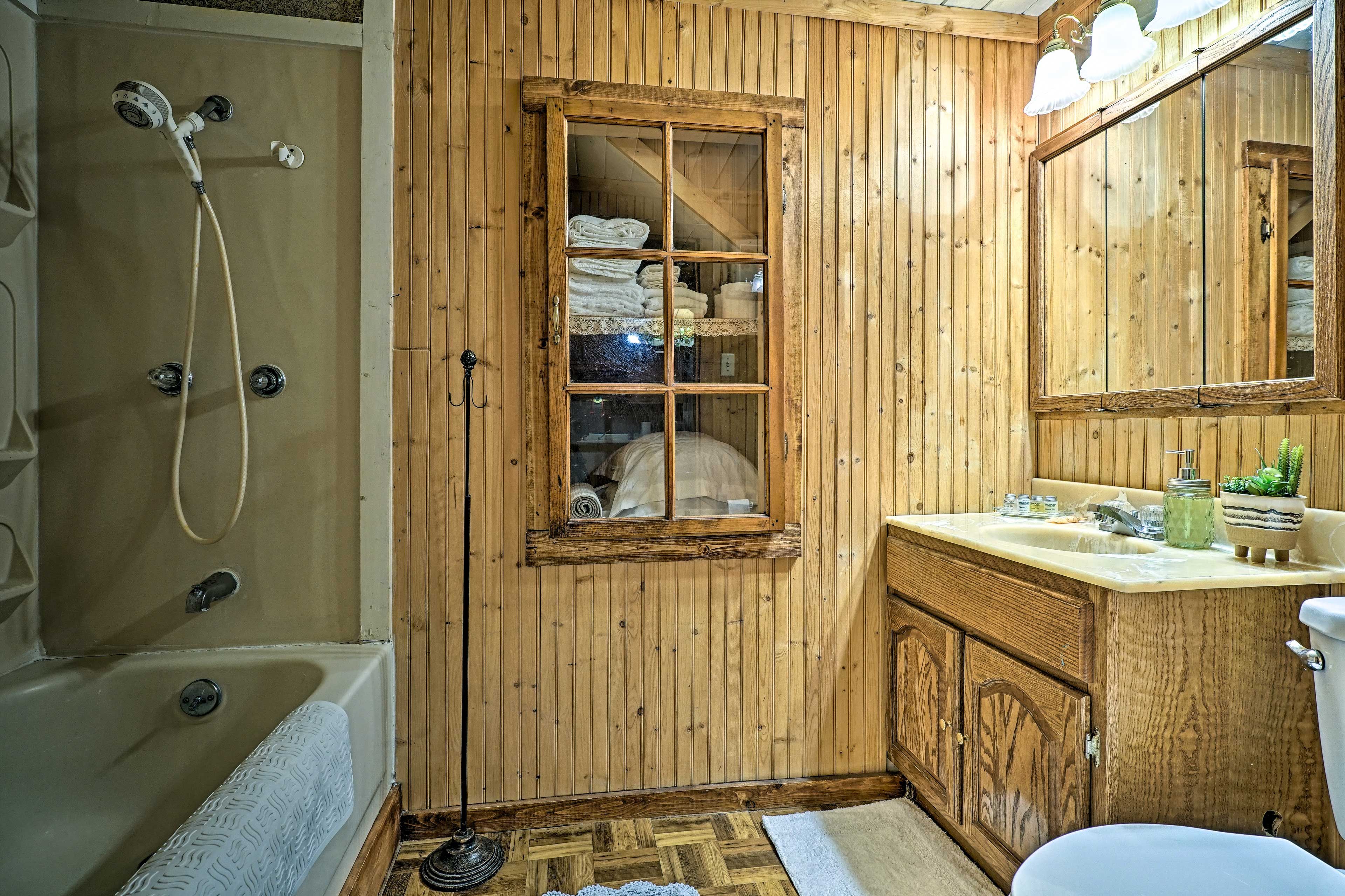 Full Bathroom | Towels Provided