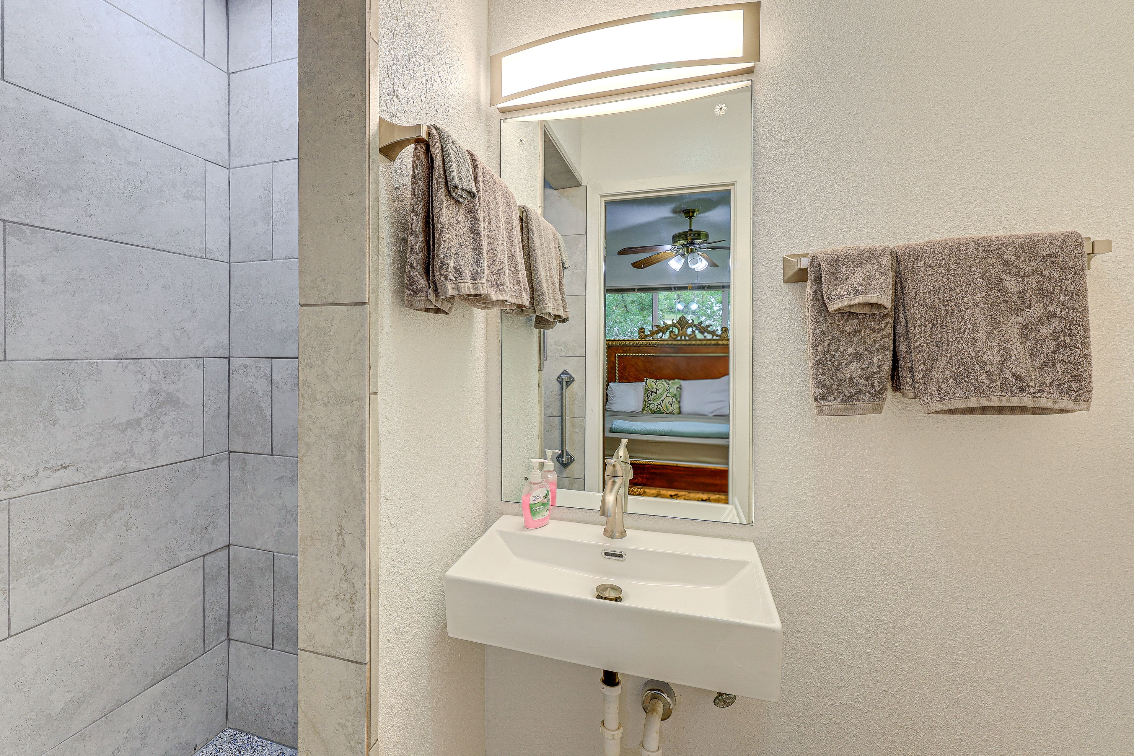En-Suite Bathroom | Linens & Towels