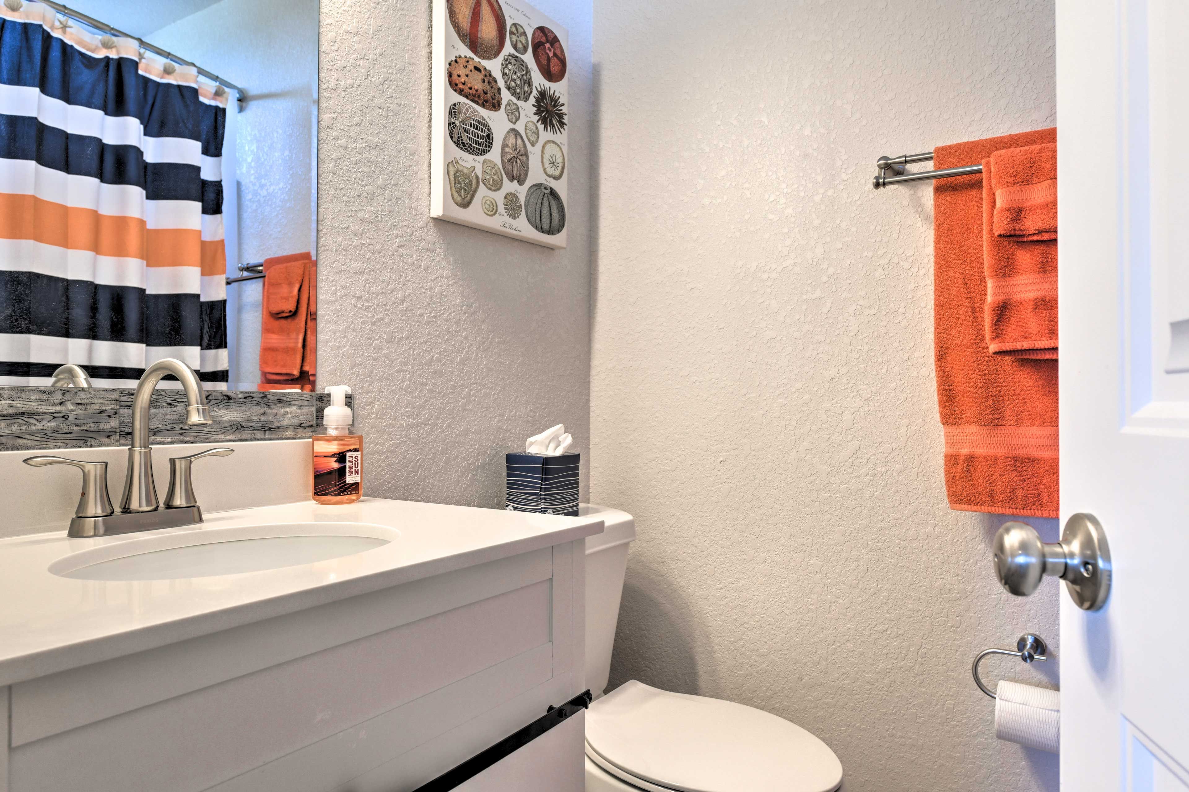 Full Bathroom | Complimentary Toiletries | 1st Floor