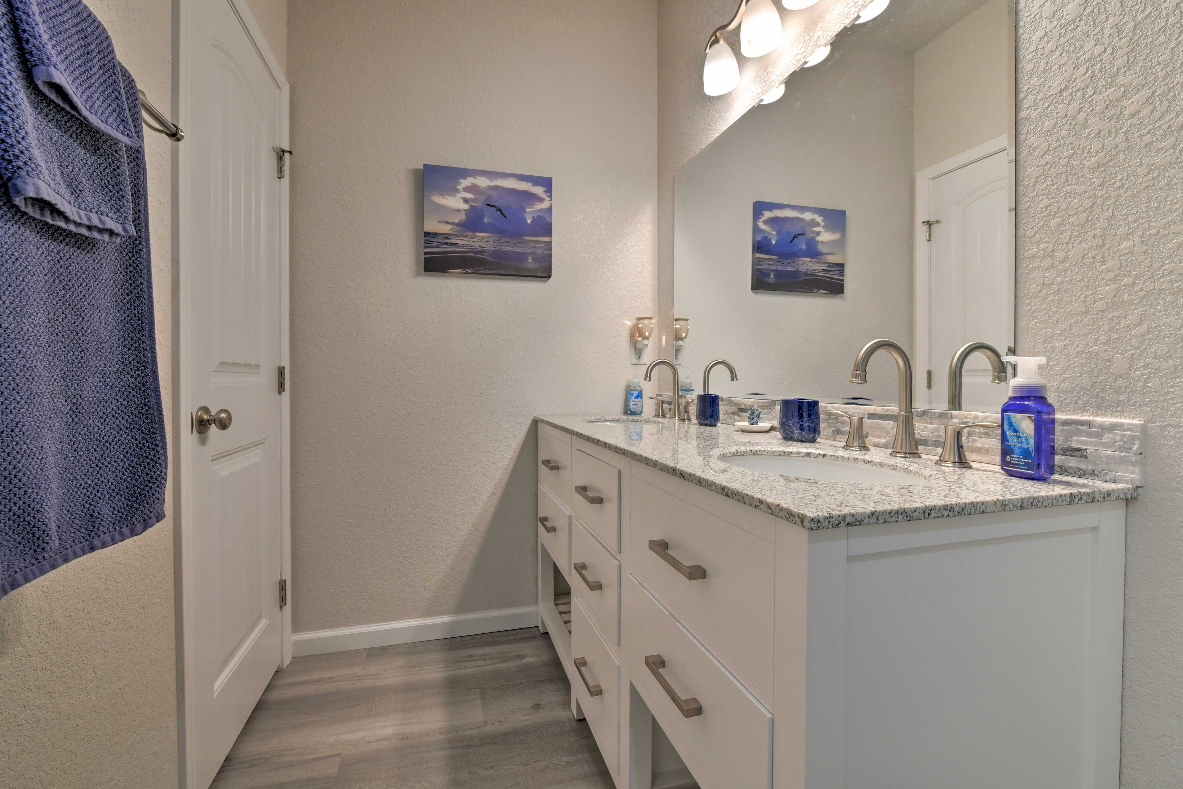 Full Bathroom | Complimentary Toiletries | 2nd Floor