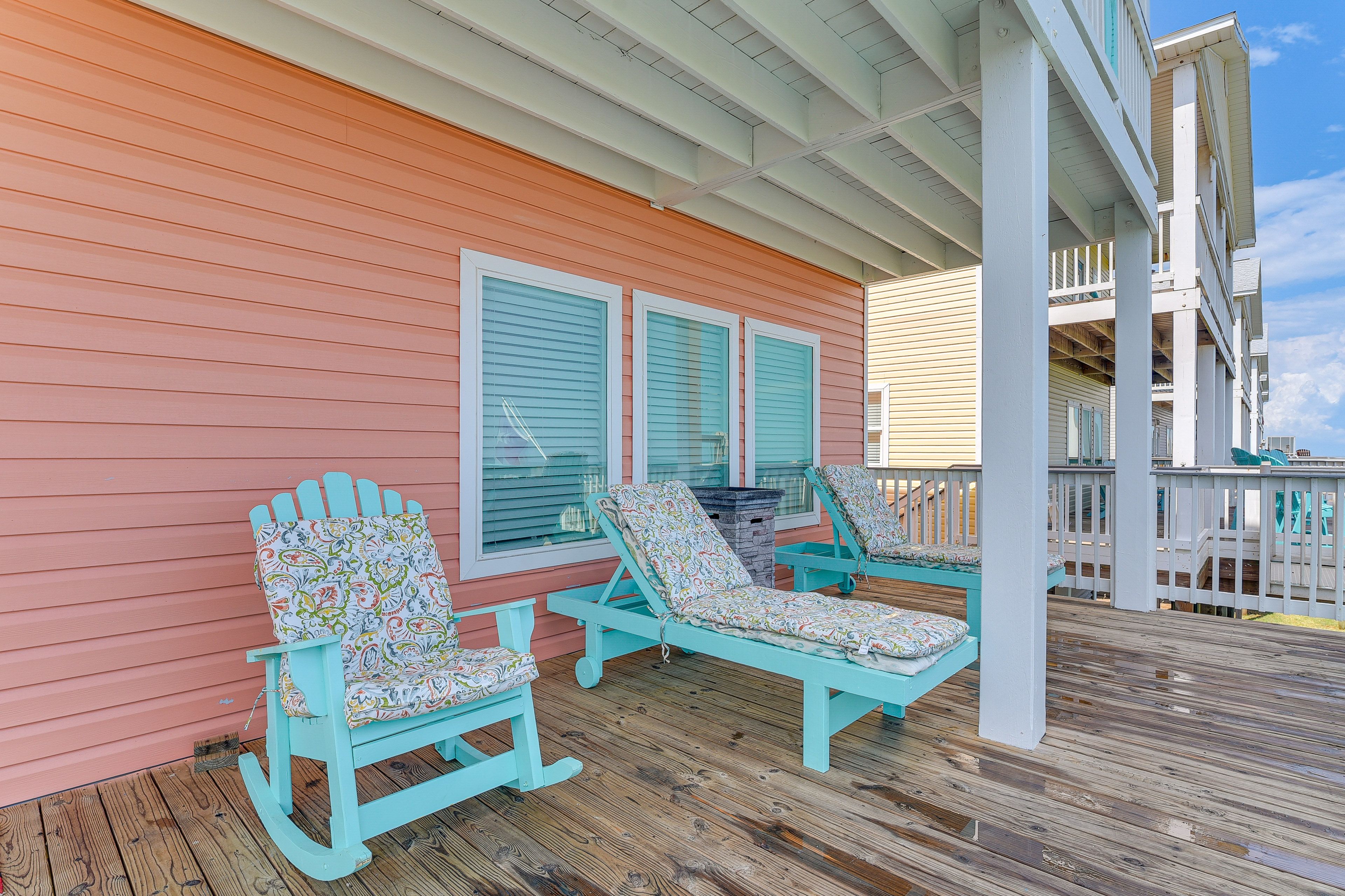 Furnished Deck | Seating & Loungers