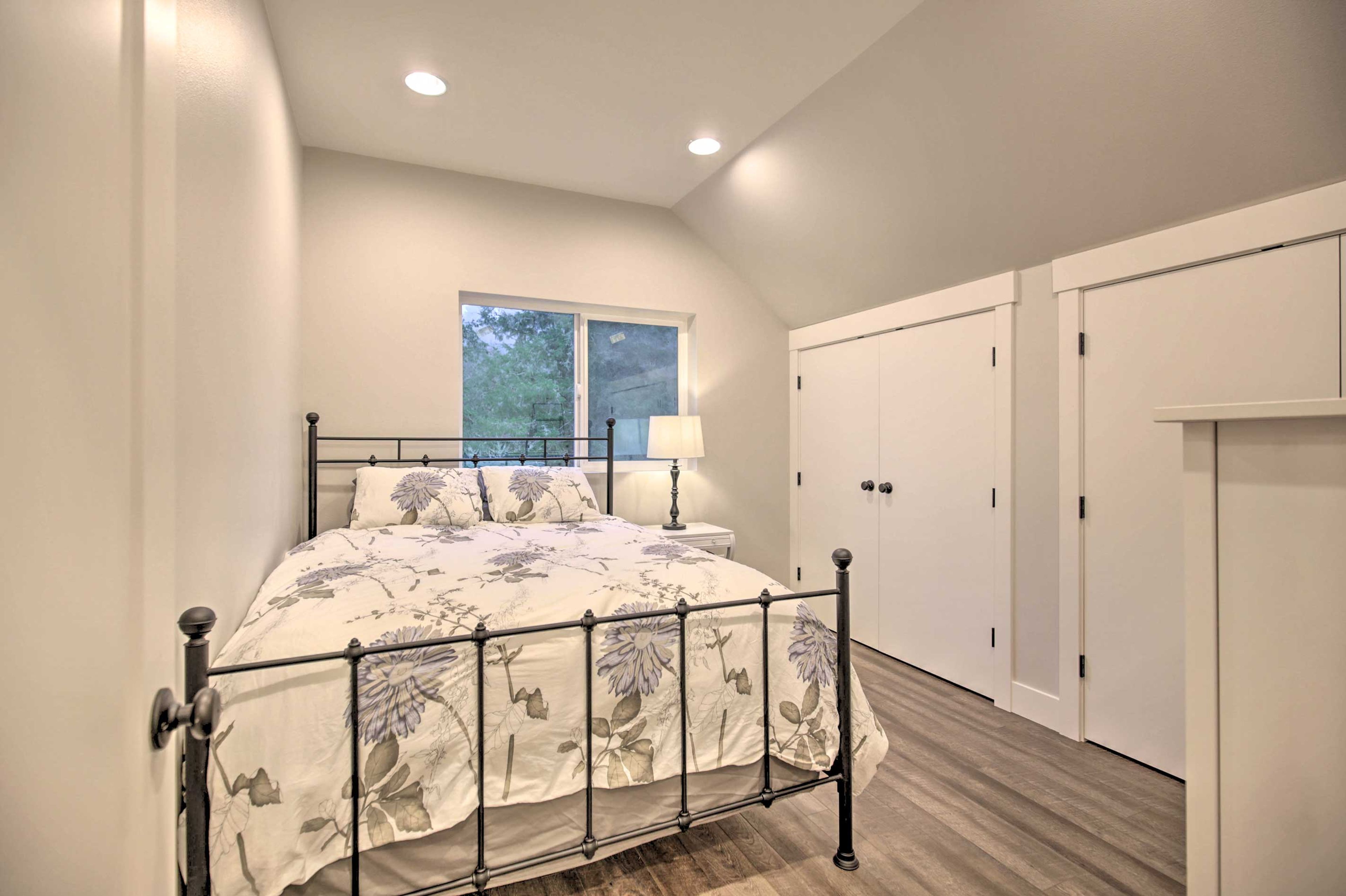 Bedroom 1 | Queen Bed