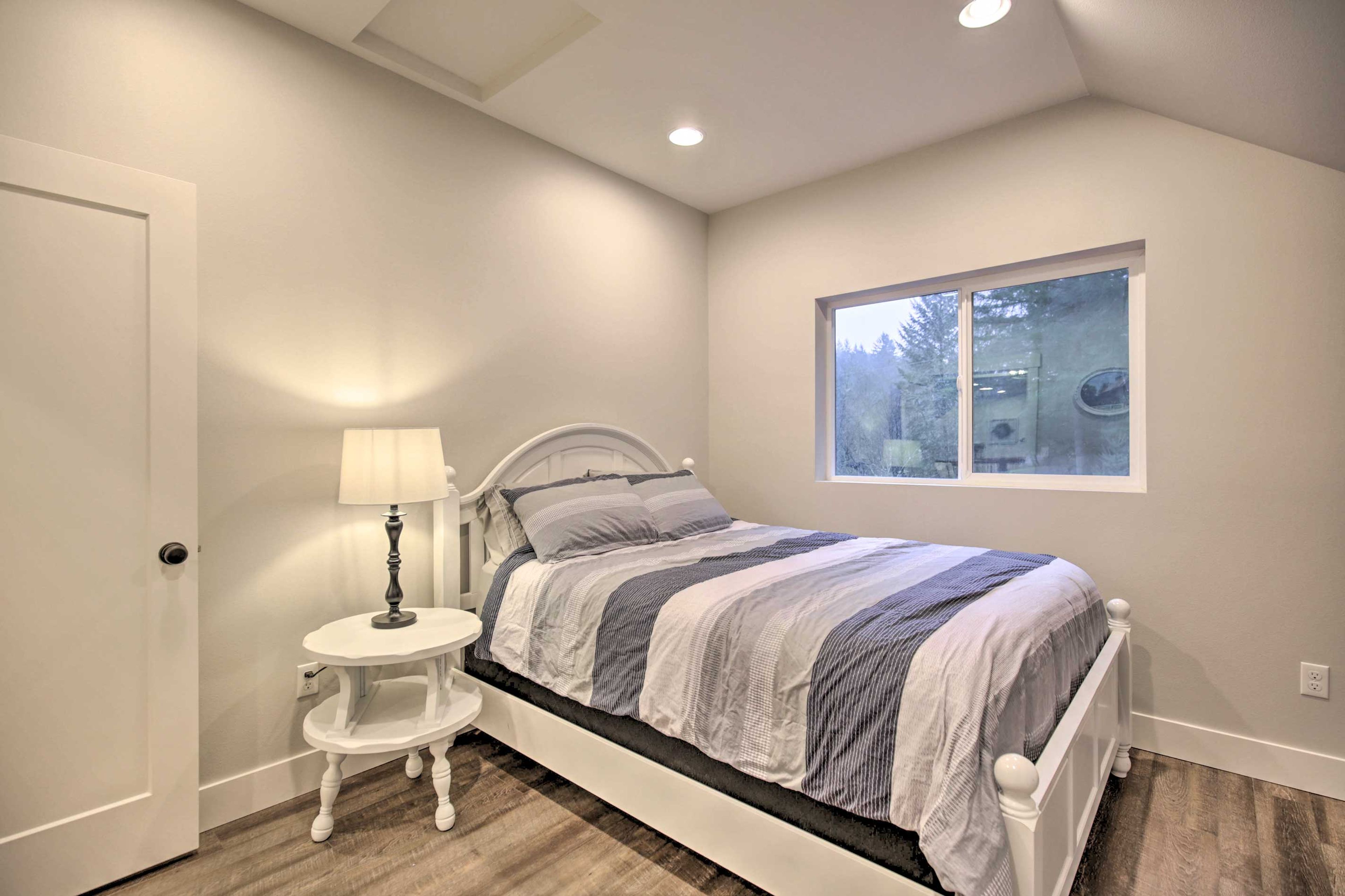 Bedroom 2 | Queen Bed | Smart TV