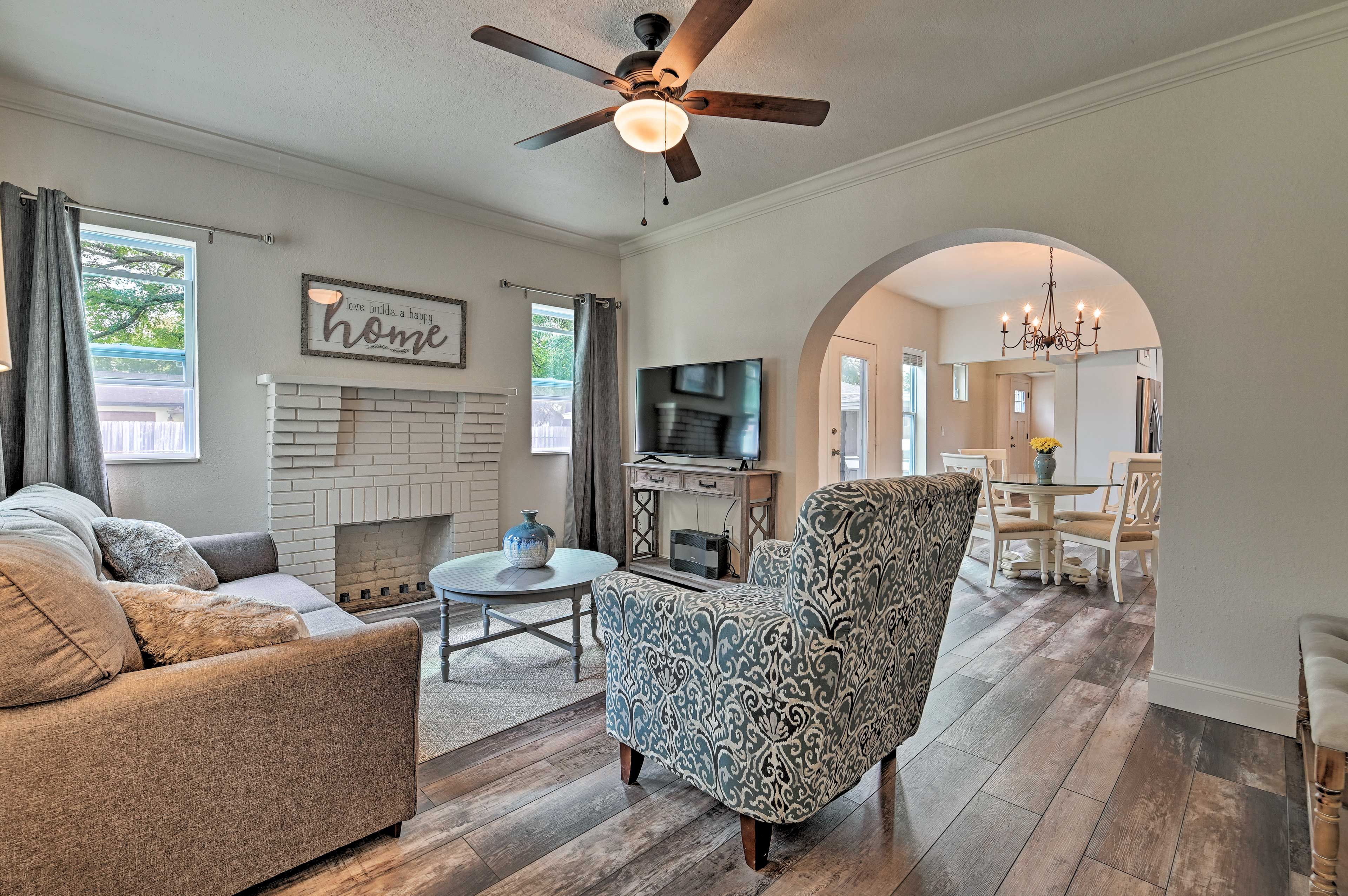 Living Room | Smart TV | Updated Interior | Free WiFi