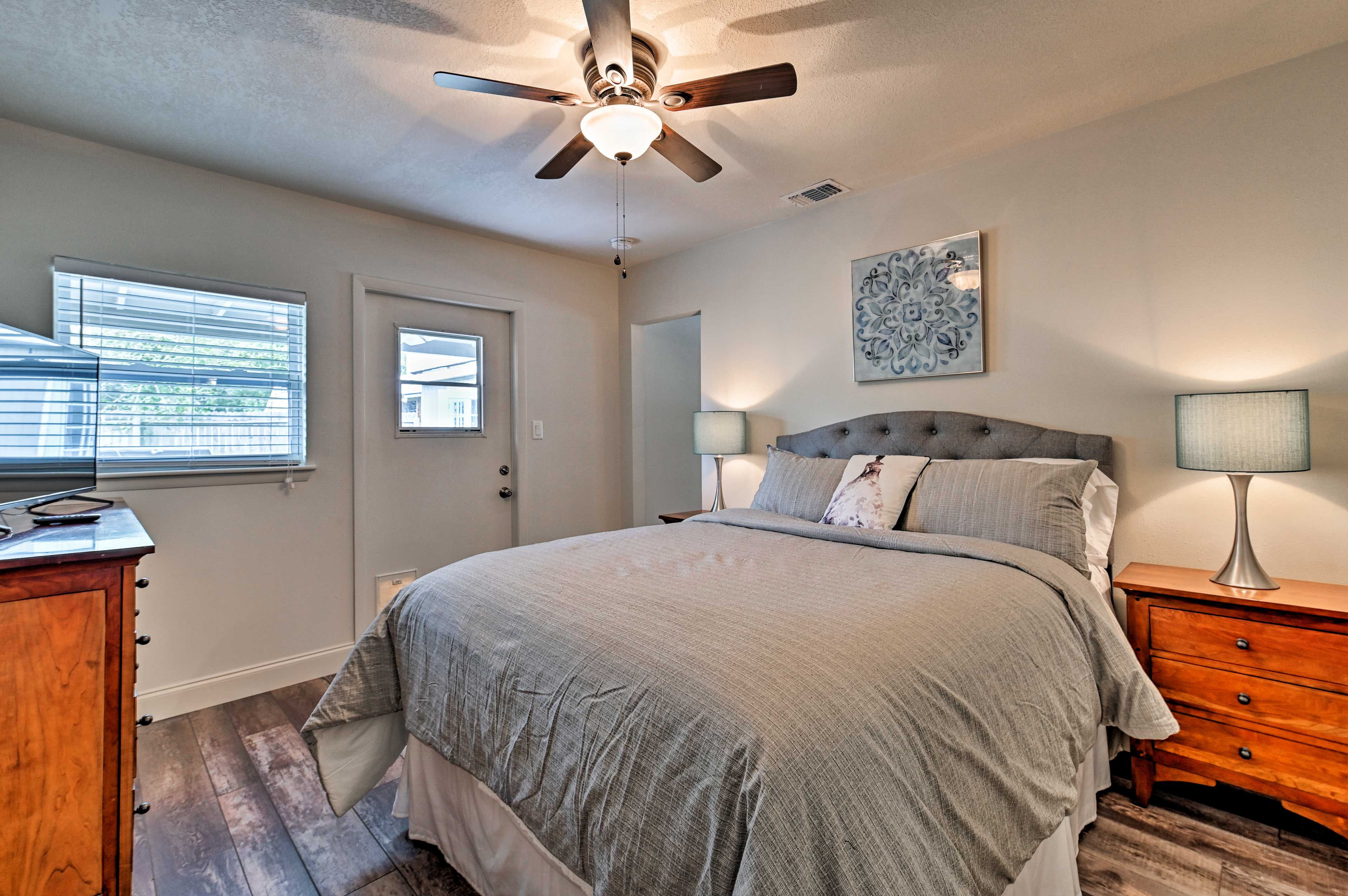 Bedroom | King Bed | Smart TV