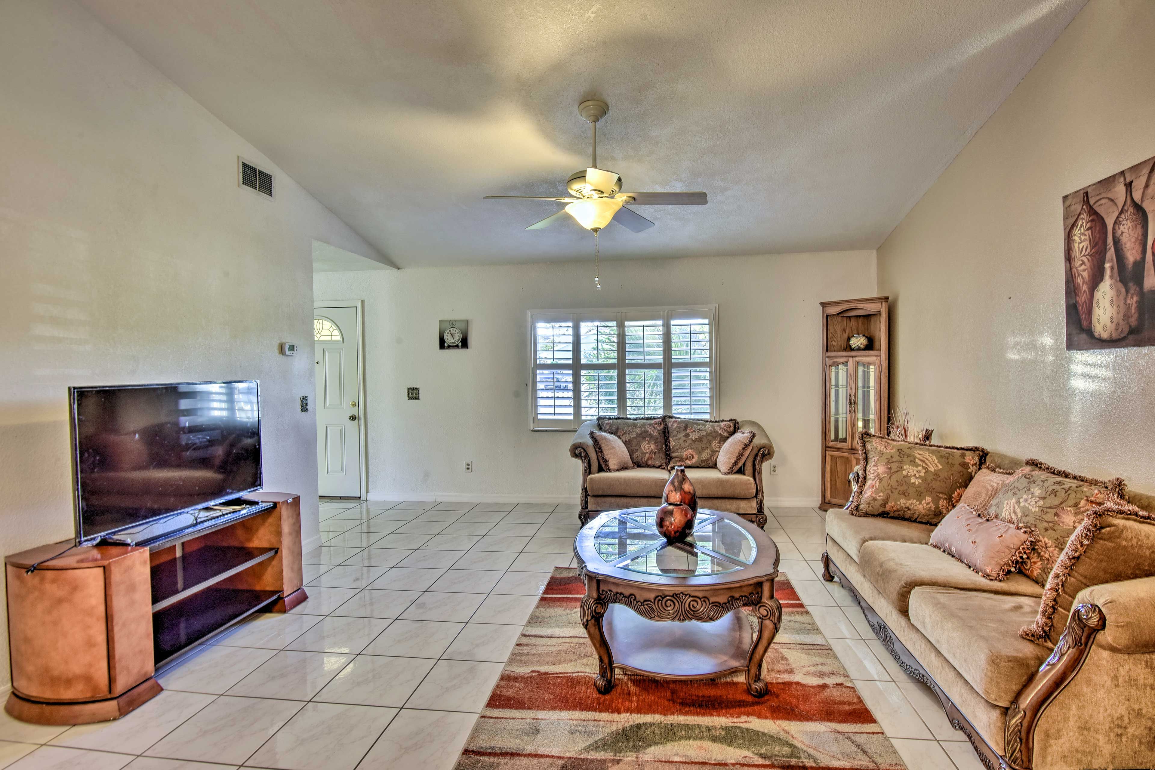 Take it easy in front of the flat-screen TV for movie night.