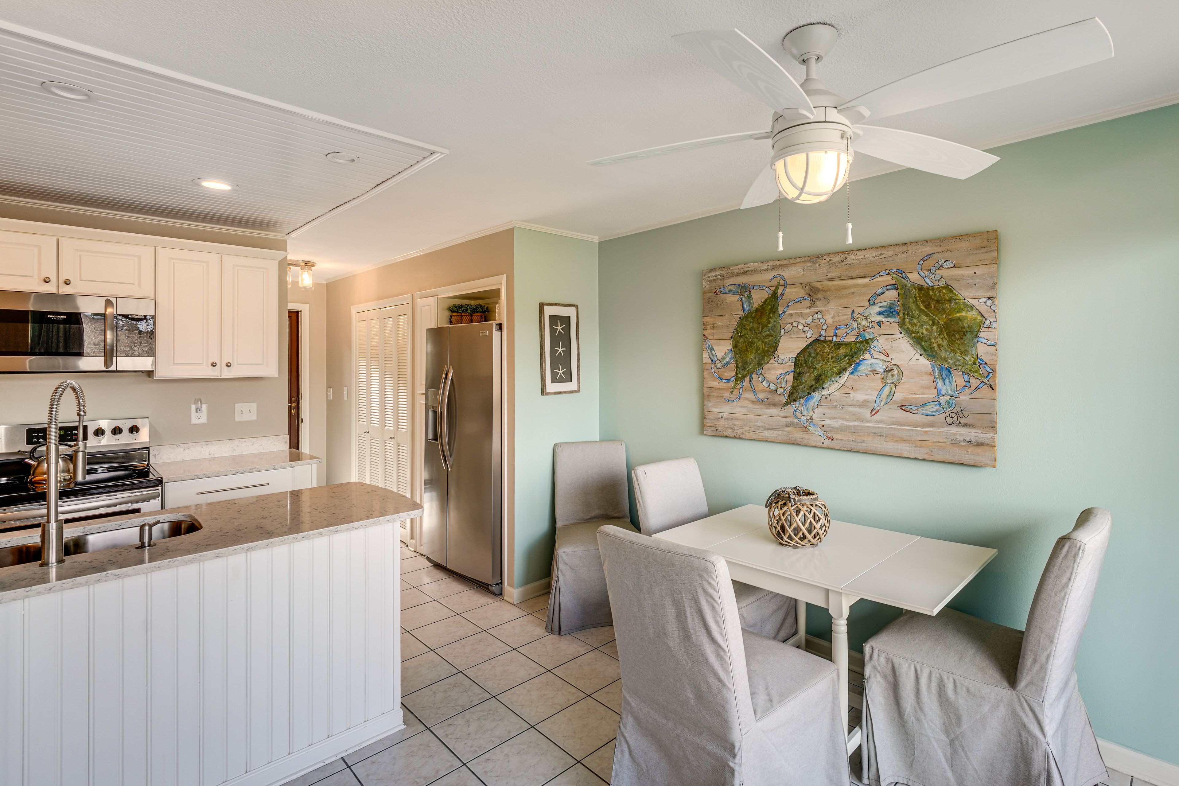 Dining Area | Dishware/Flatware Provided