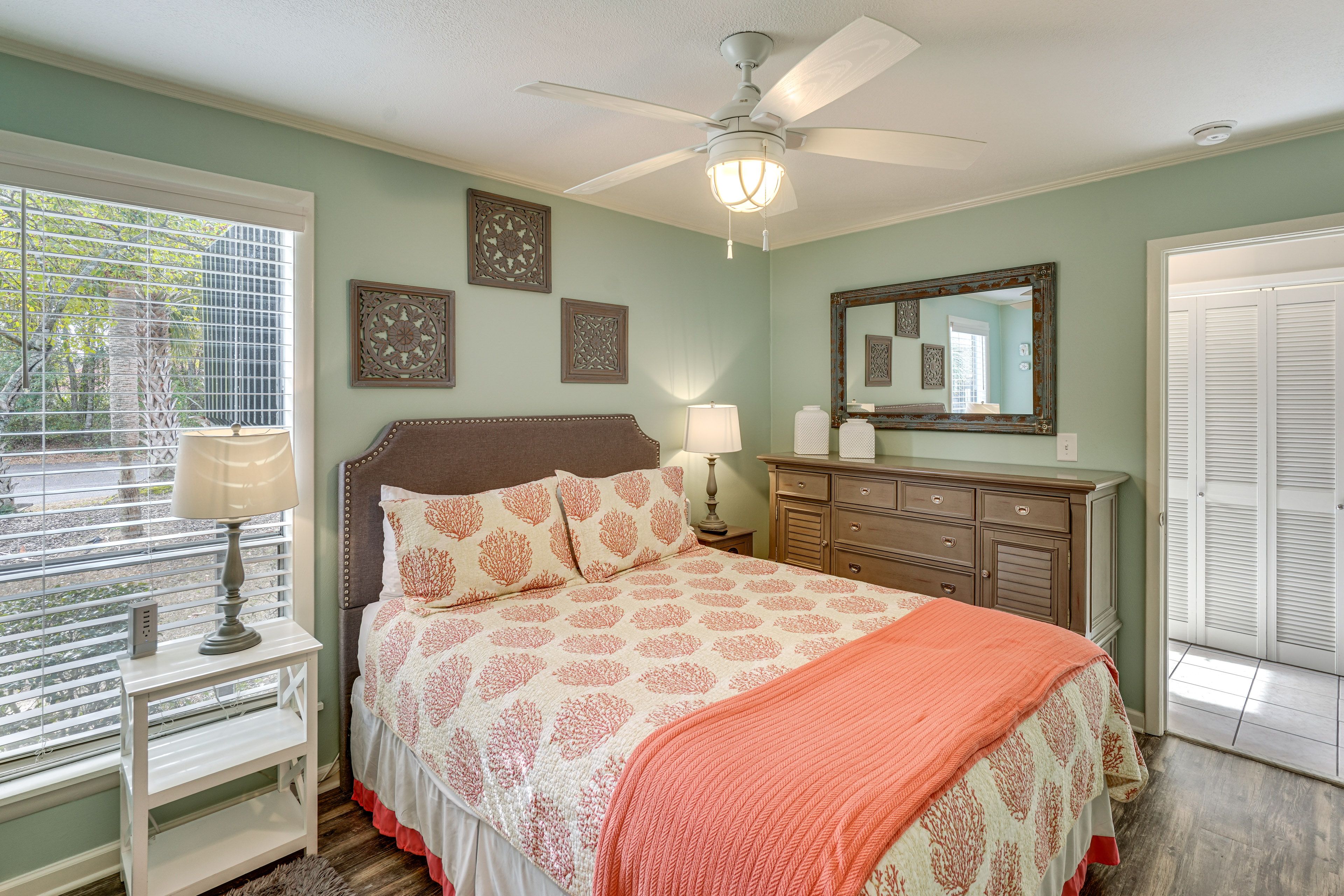 Bedroom | Queen Bed | Flat-Screen TV