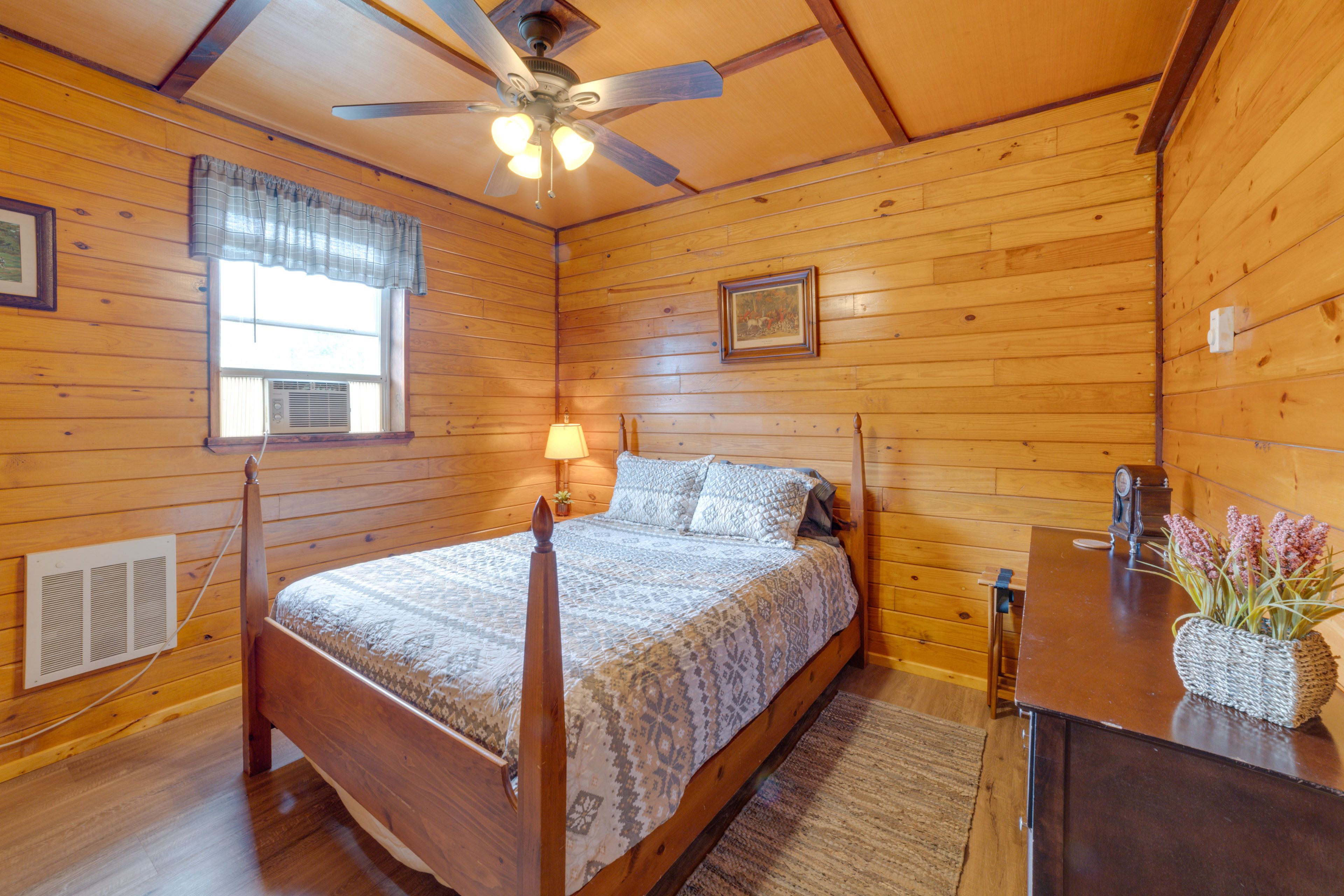 Bedroom 7 | Queen Bed