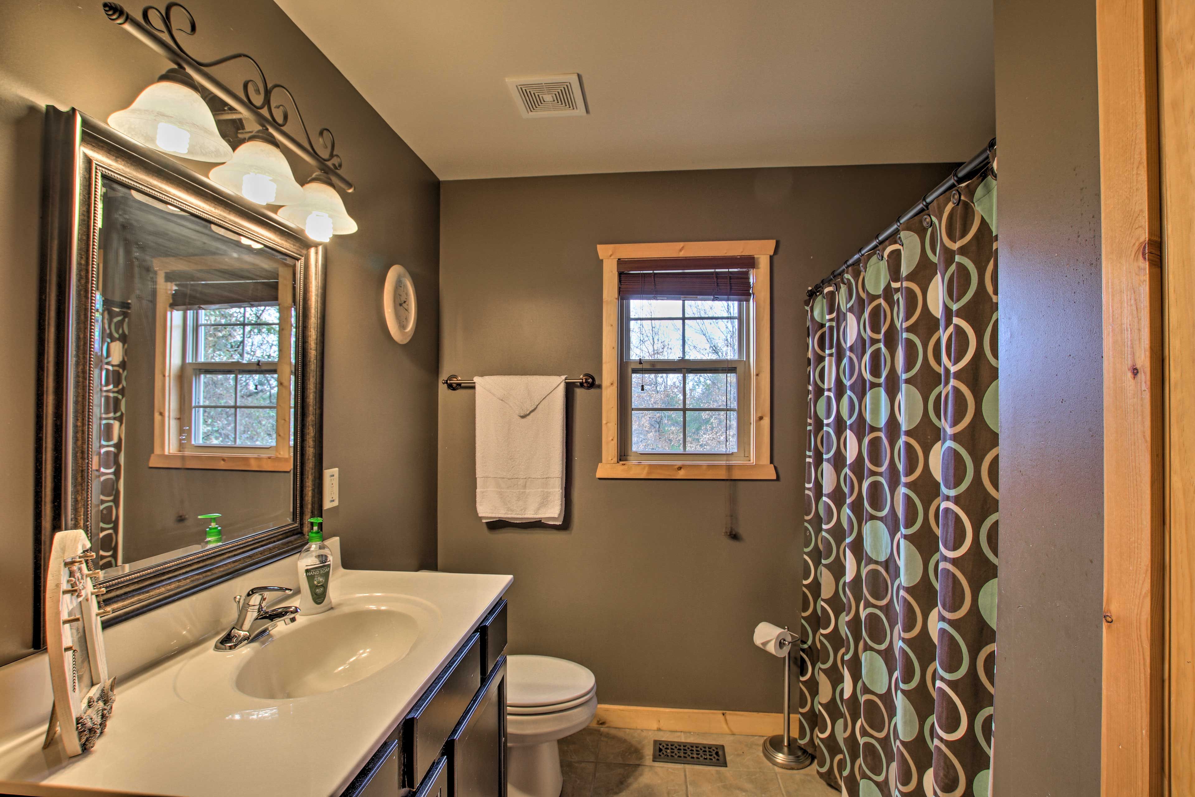 Full Bathroom | Linens & Towels | 1st Floor