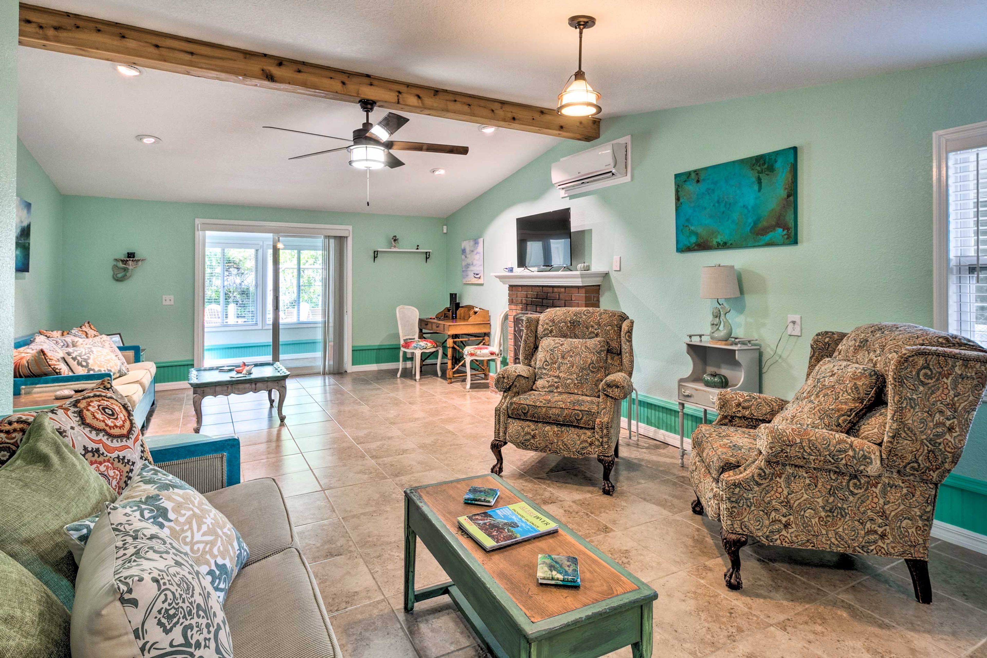 The 2-bed, 1.5-bath vacation rental sits directly on a Weeki Wachee canal.