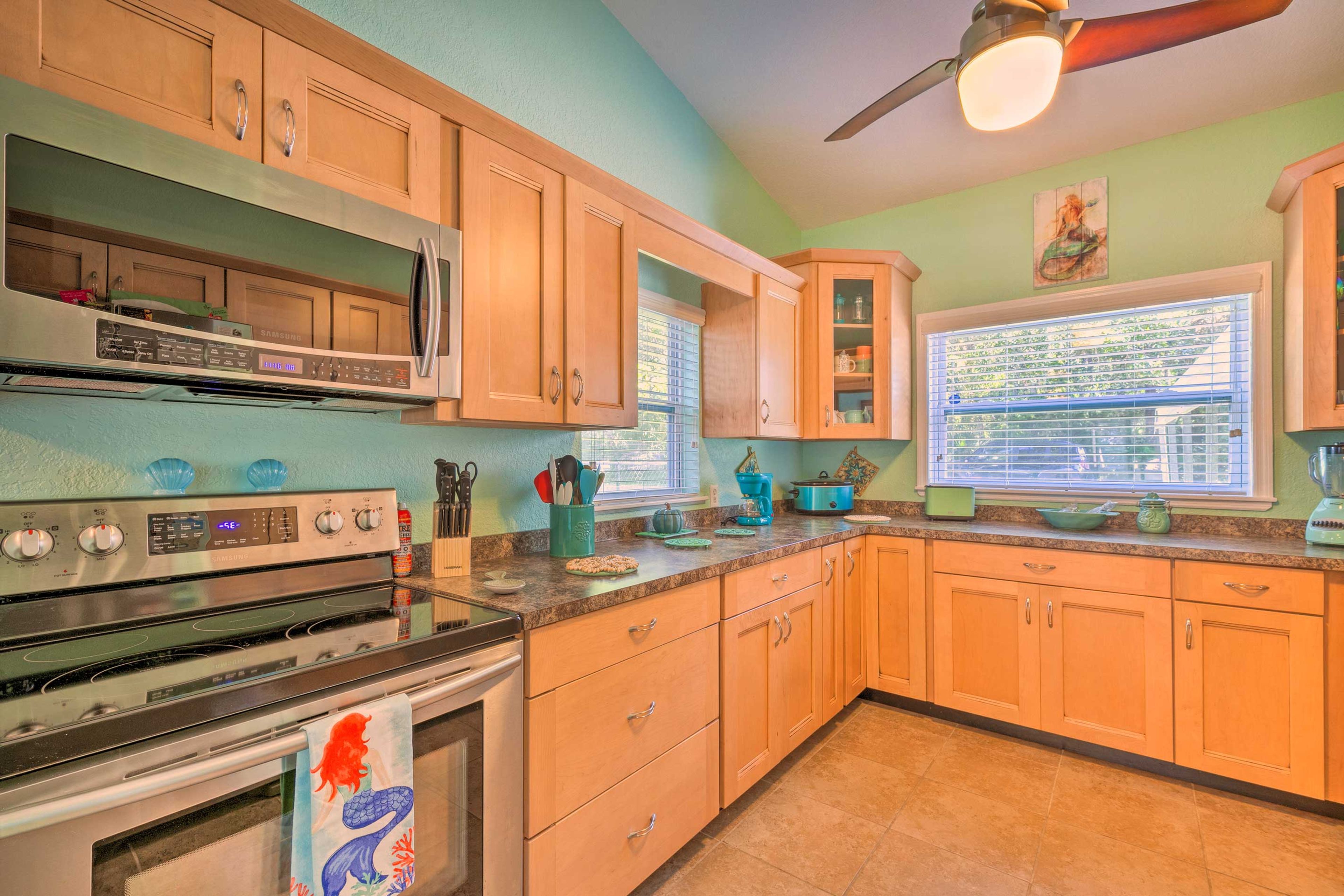From stainless steel appliances to cooking basics, this kitchen is complete!