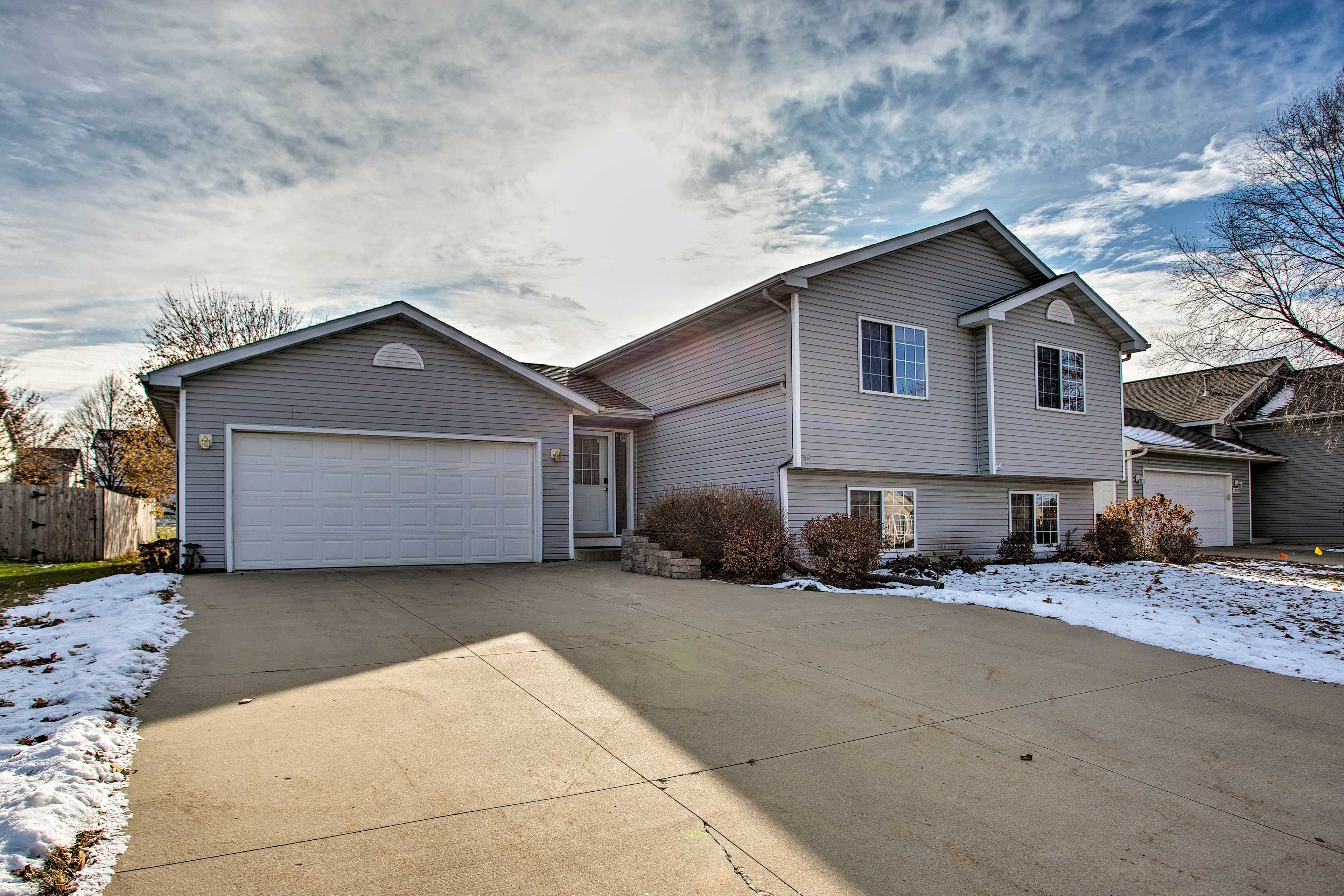 Rochester Vacation Rental | 3BR | 2BA | 1,922 Sq Ft | Stairs Required