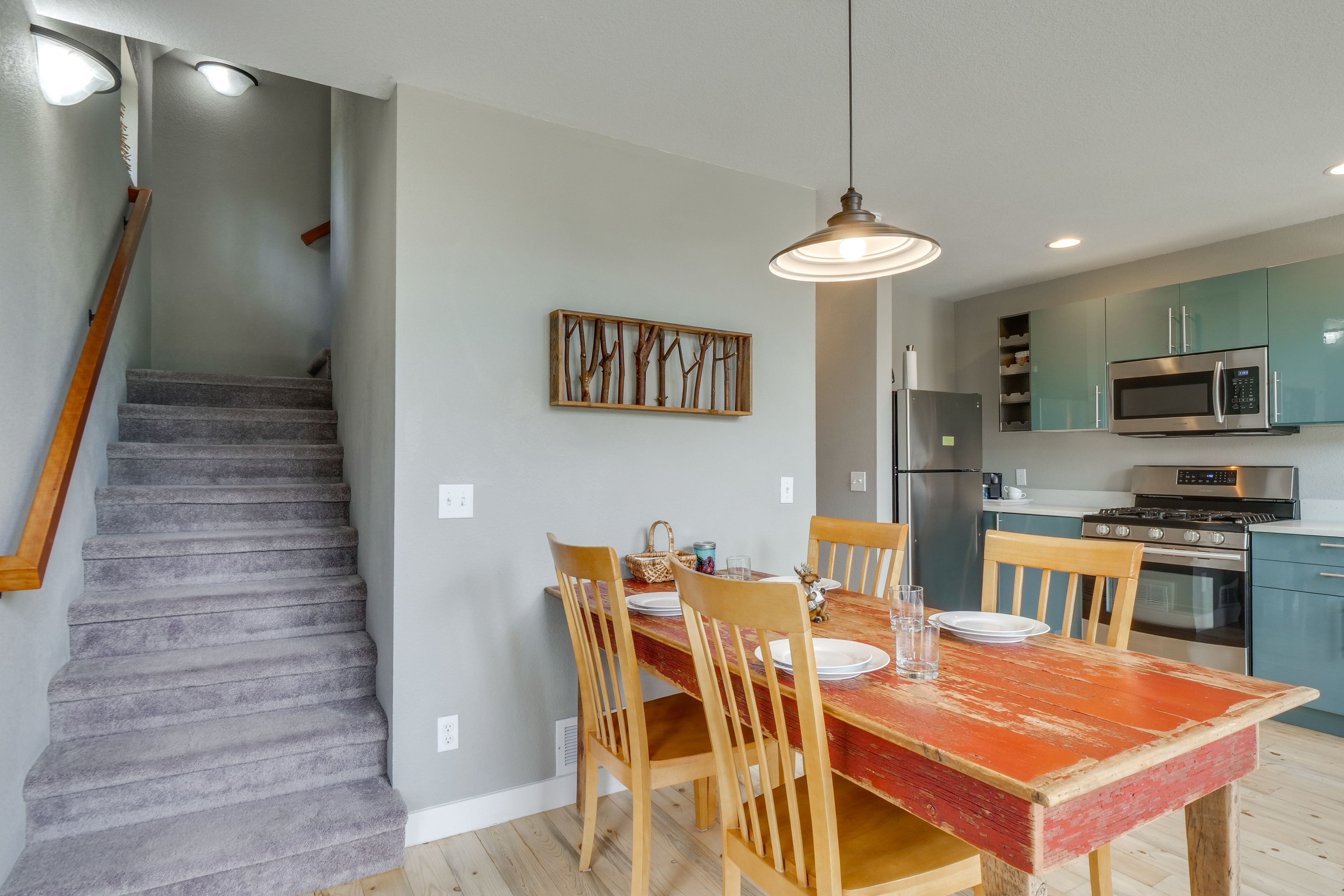 Dining Area | Dishes & Flatware Provided