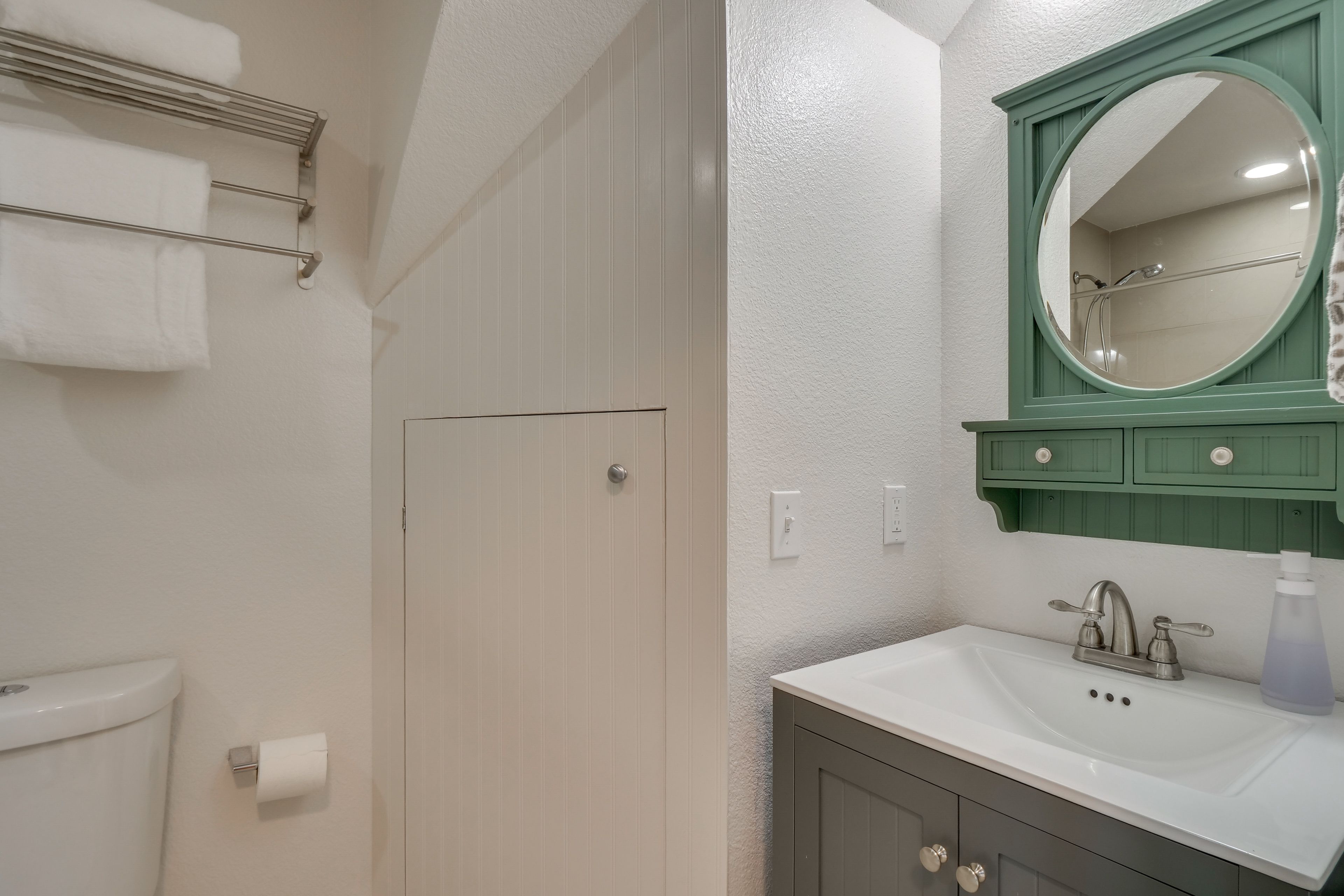 Full Bathroom | Complimentary Toiletries | Towels
