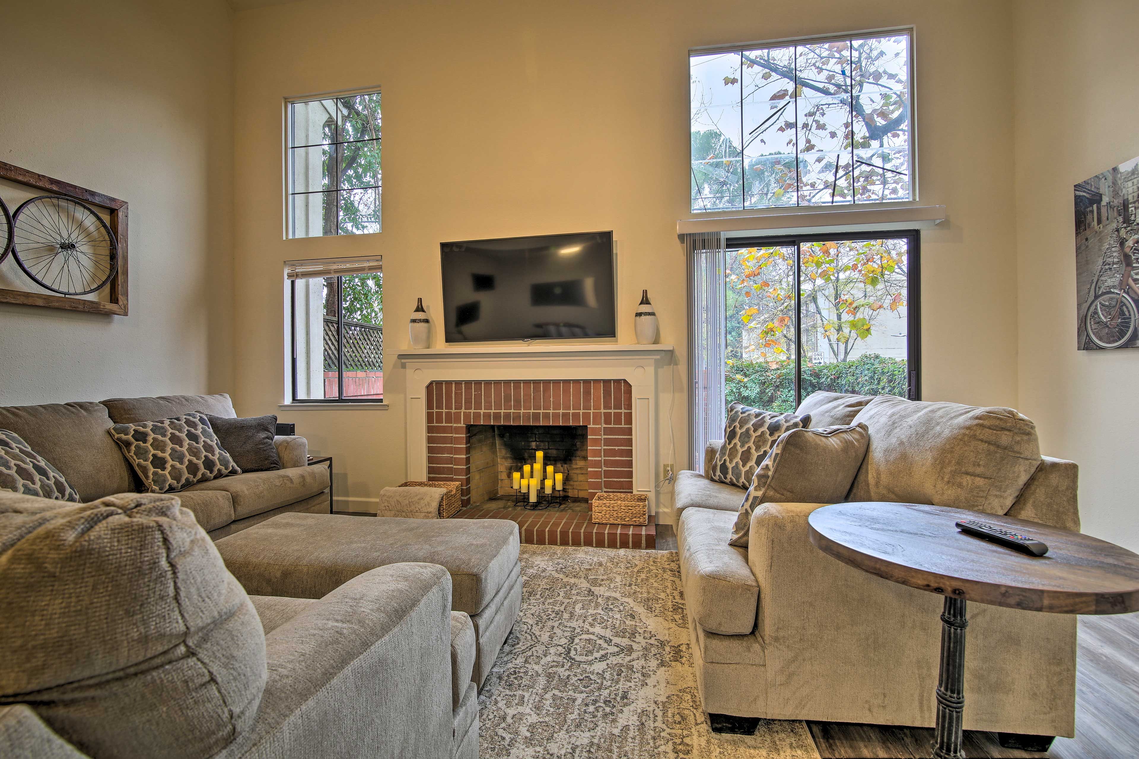 Living Room | Free WiFi | Smart TV | Central A/C & Heat