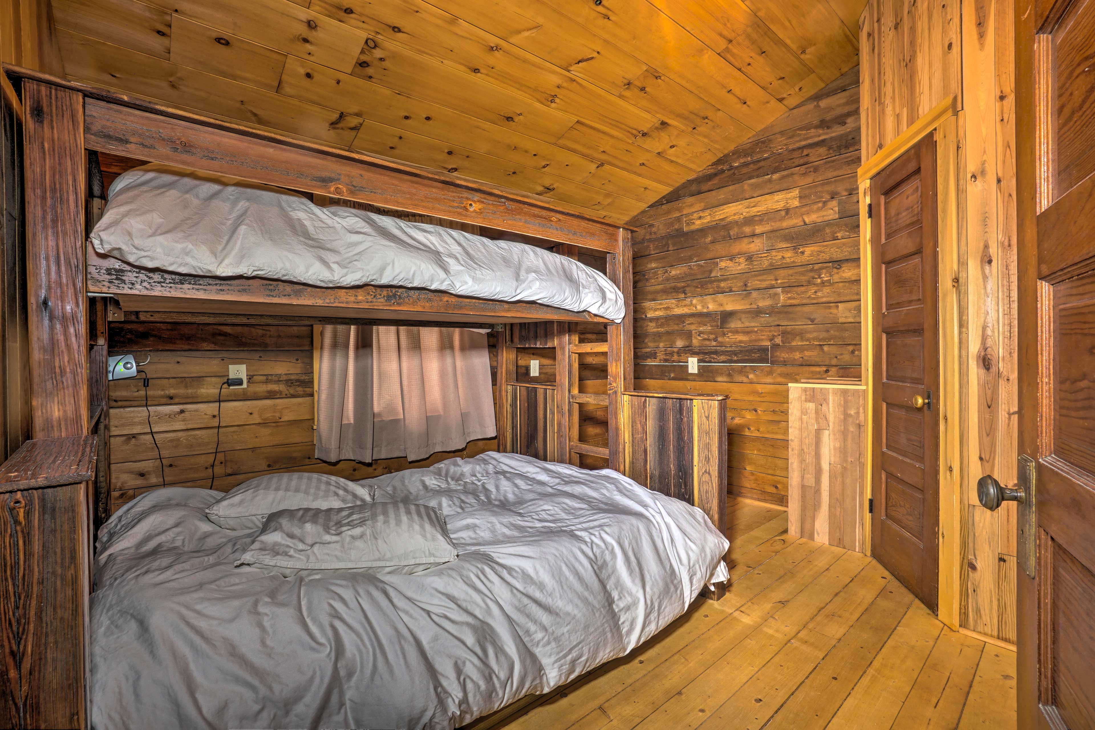 Bedroom 2 | Twin/Queen Bunk Bed