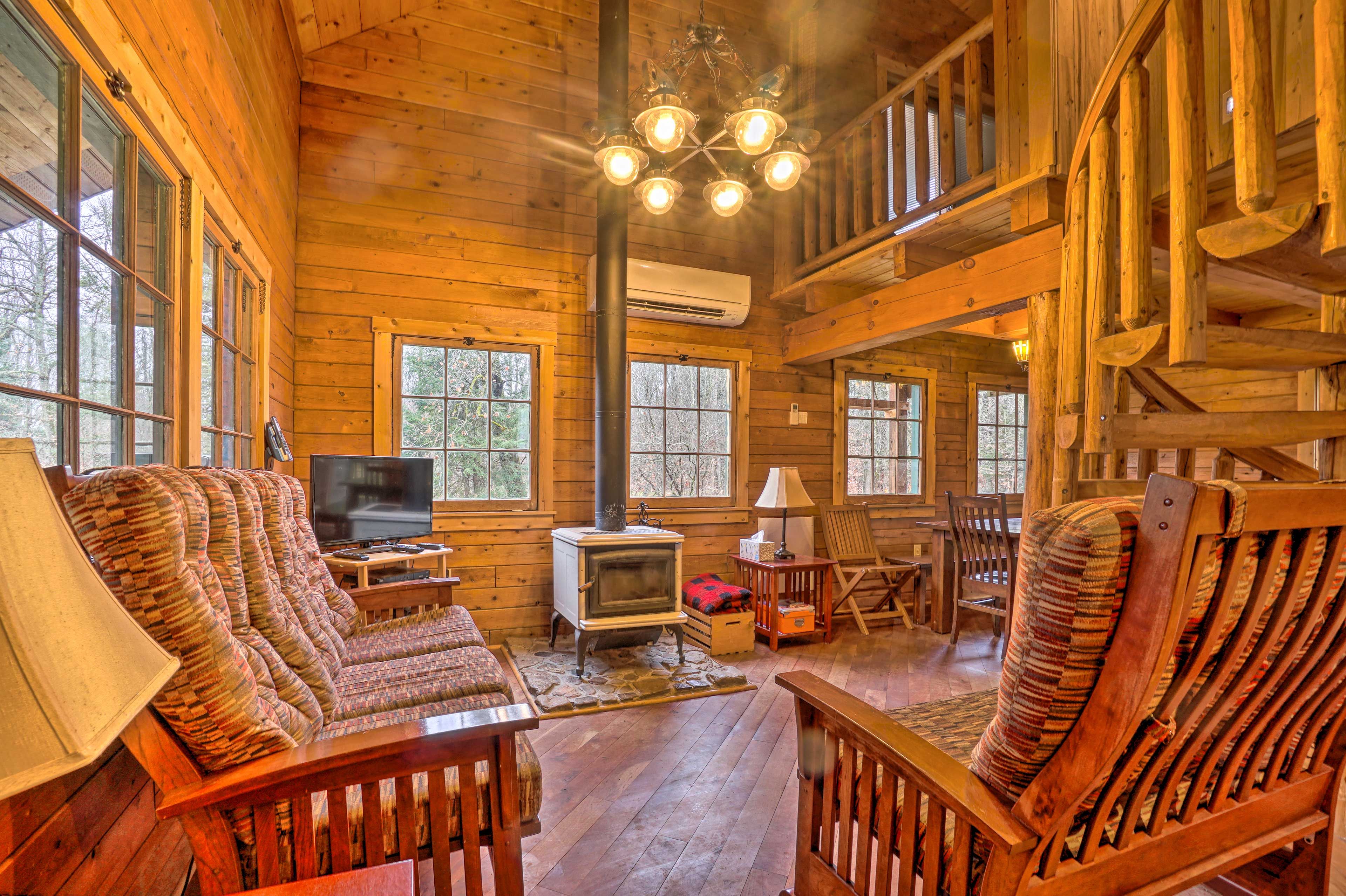 Living Room | Free WiFi | Satellite TV | Central A/C & Heat