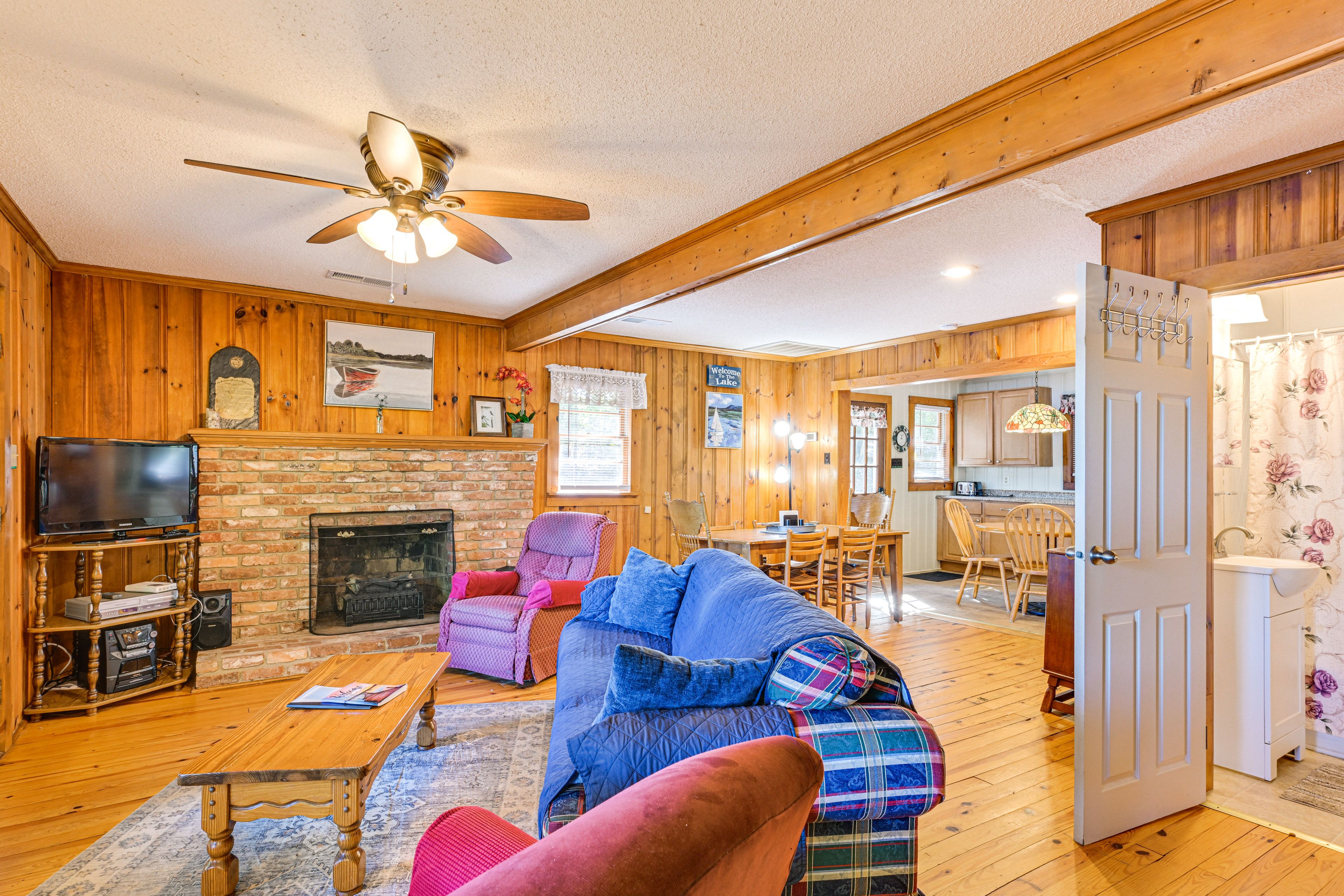 Living Room | Free WiFi | Fireplace