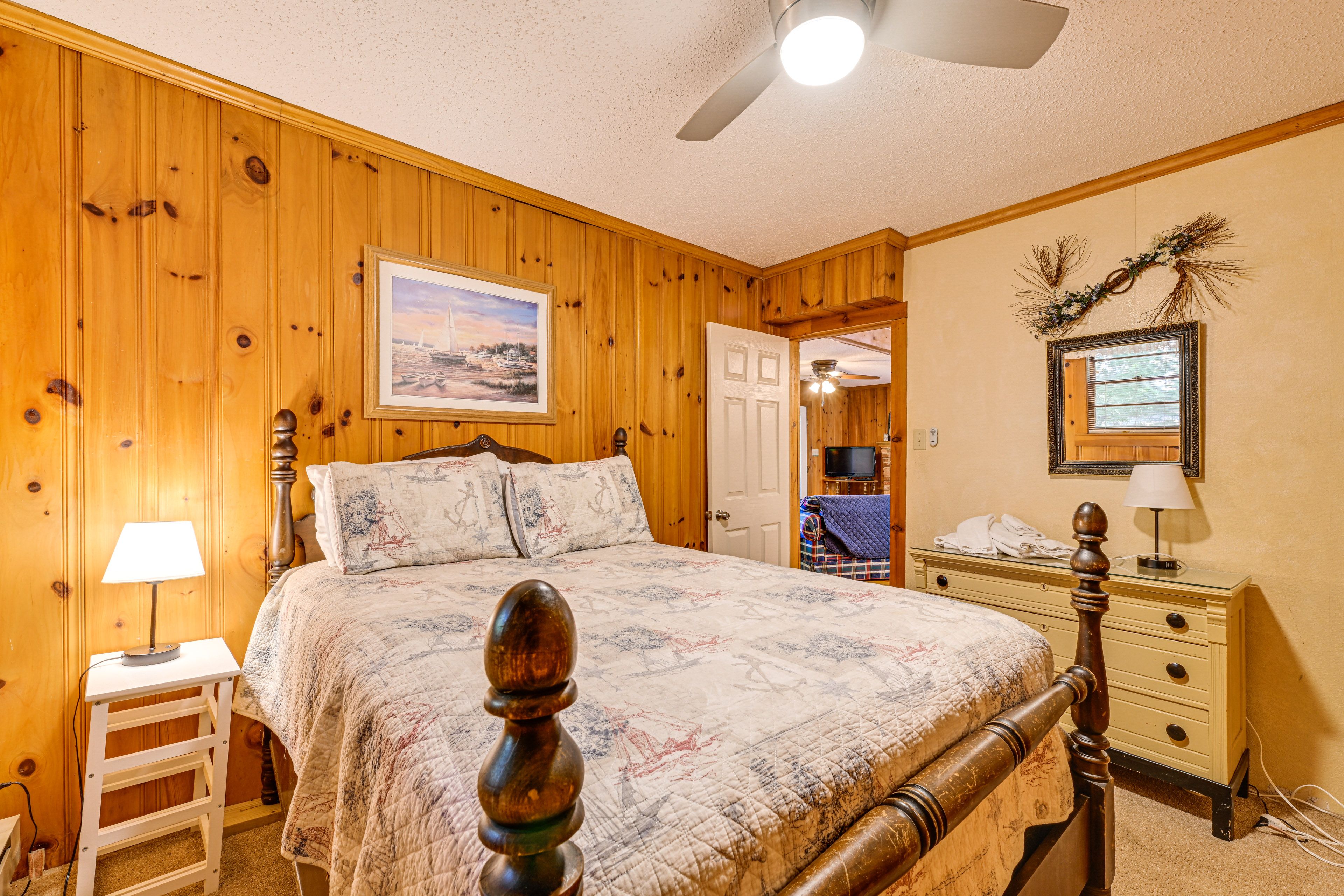 Bedroom 1 | Queen Bed