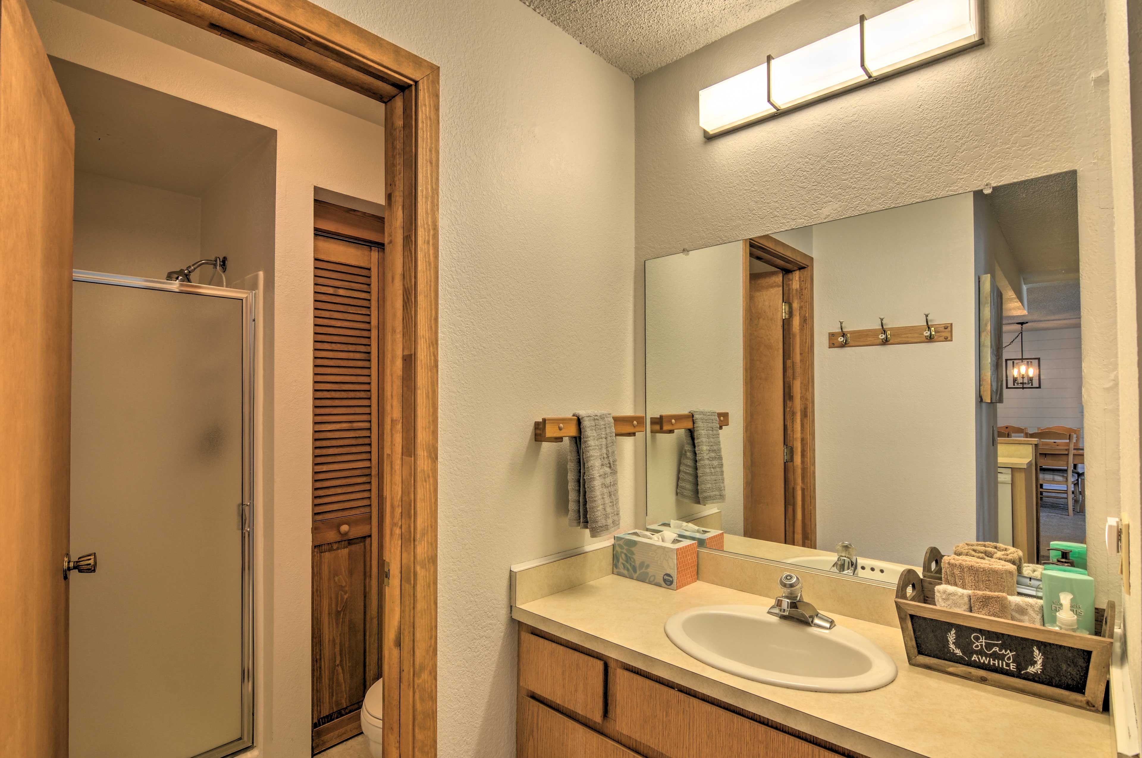 Full Bathroom | Towels Provided