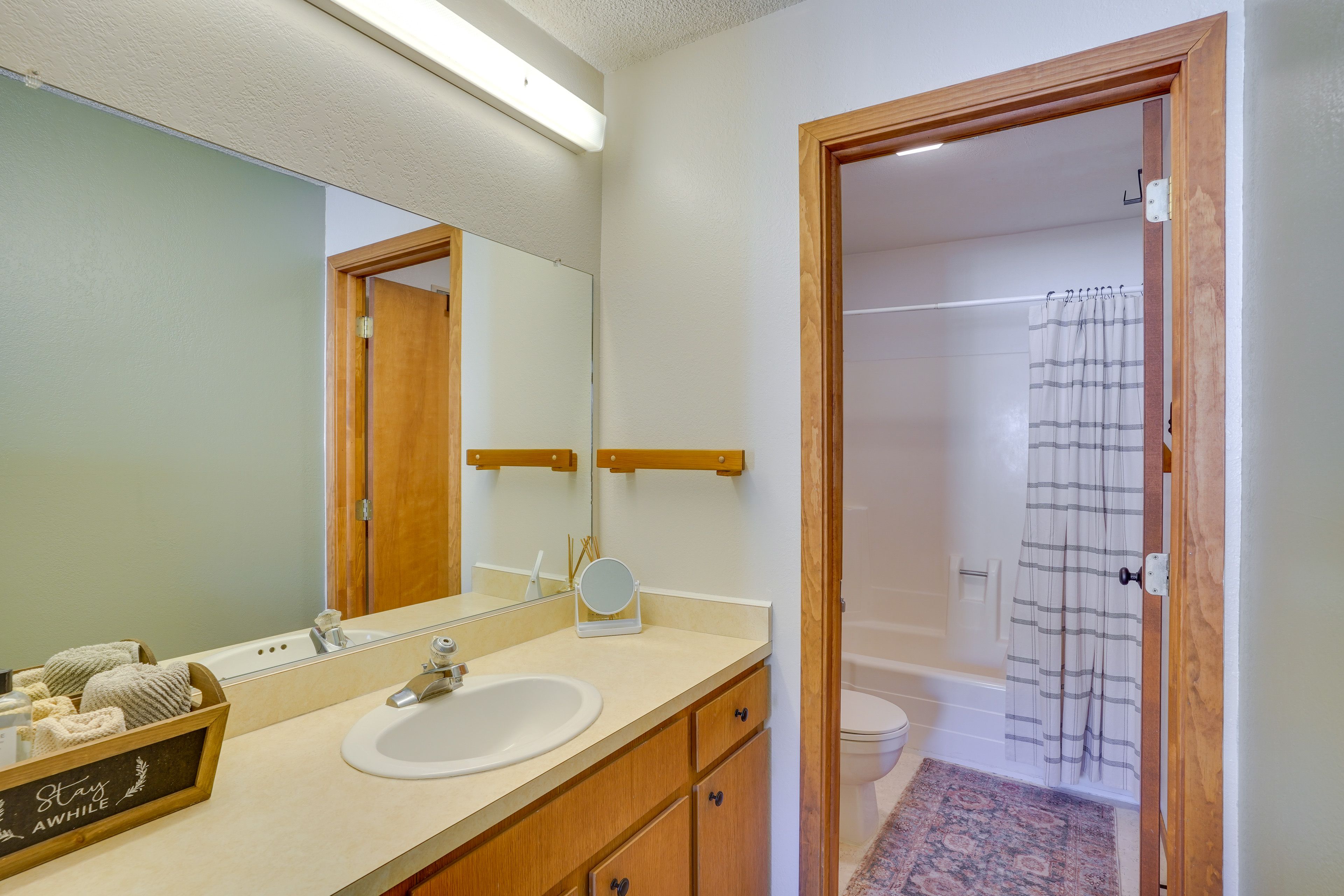 Full Bathroom | Towels Provided