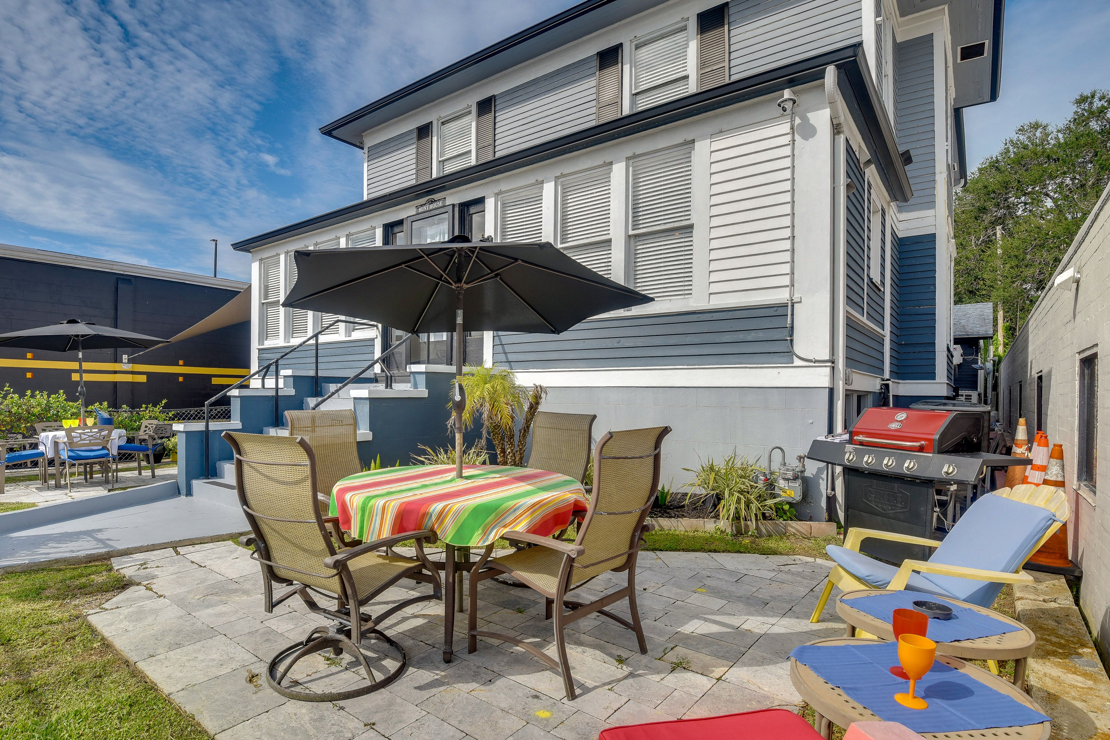 Shared Front Yard | Outdoor Dining