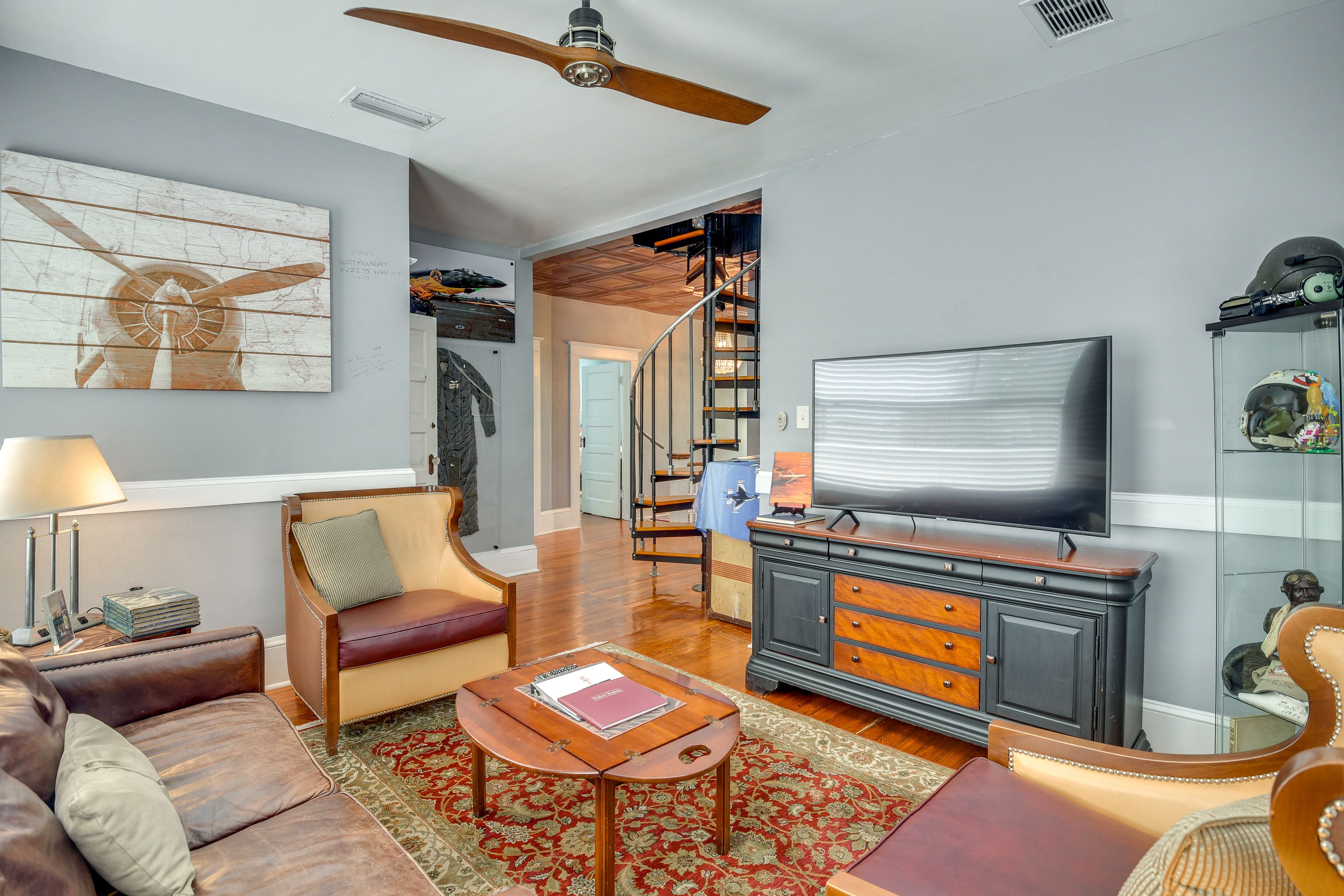 Living Room | Sleeper Sofa | Free WiFi | Historic Artwork