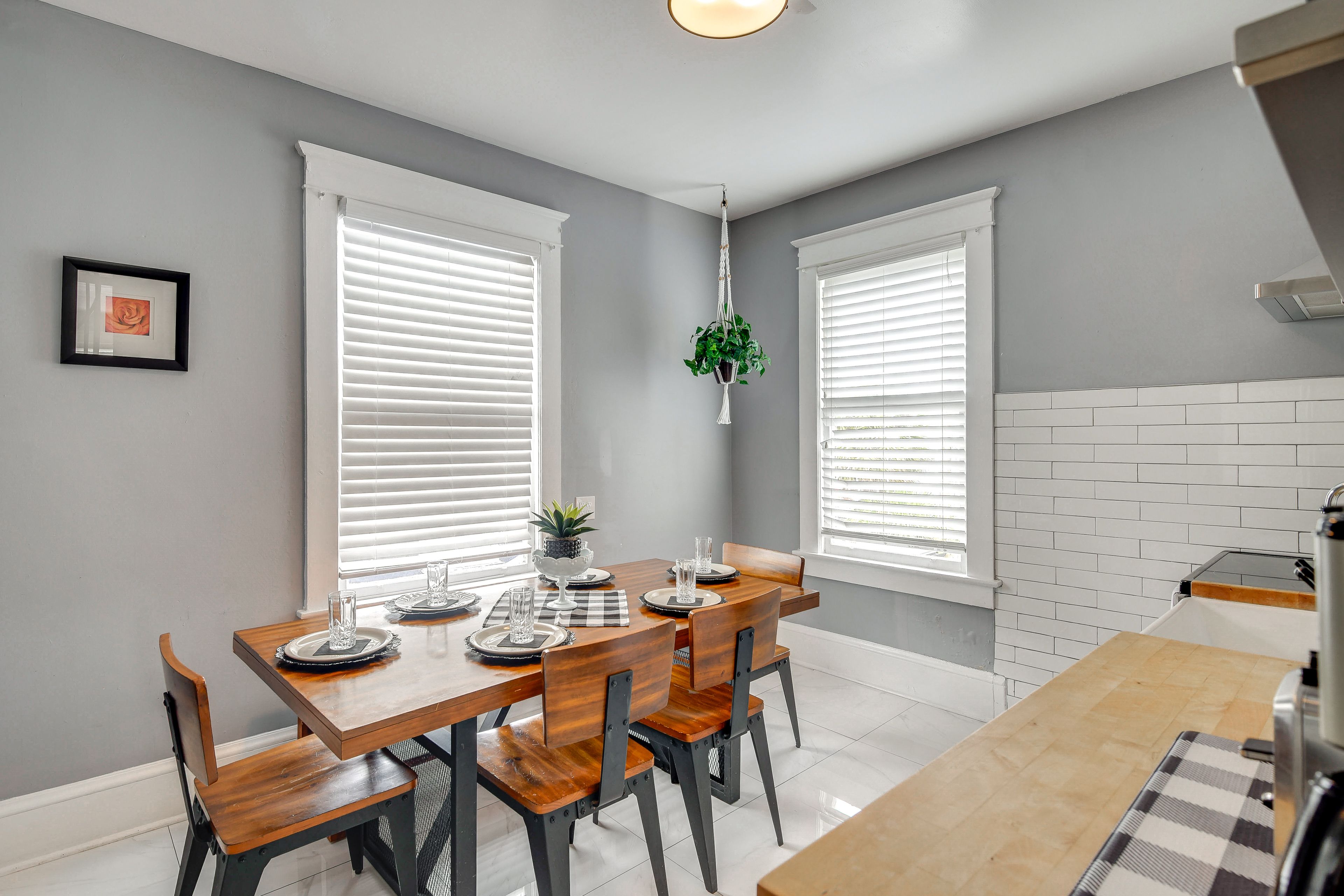 Dining Area | Dishes & Flatware Provided