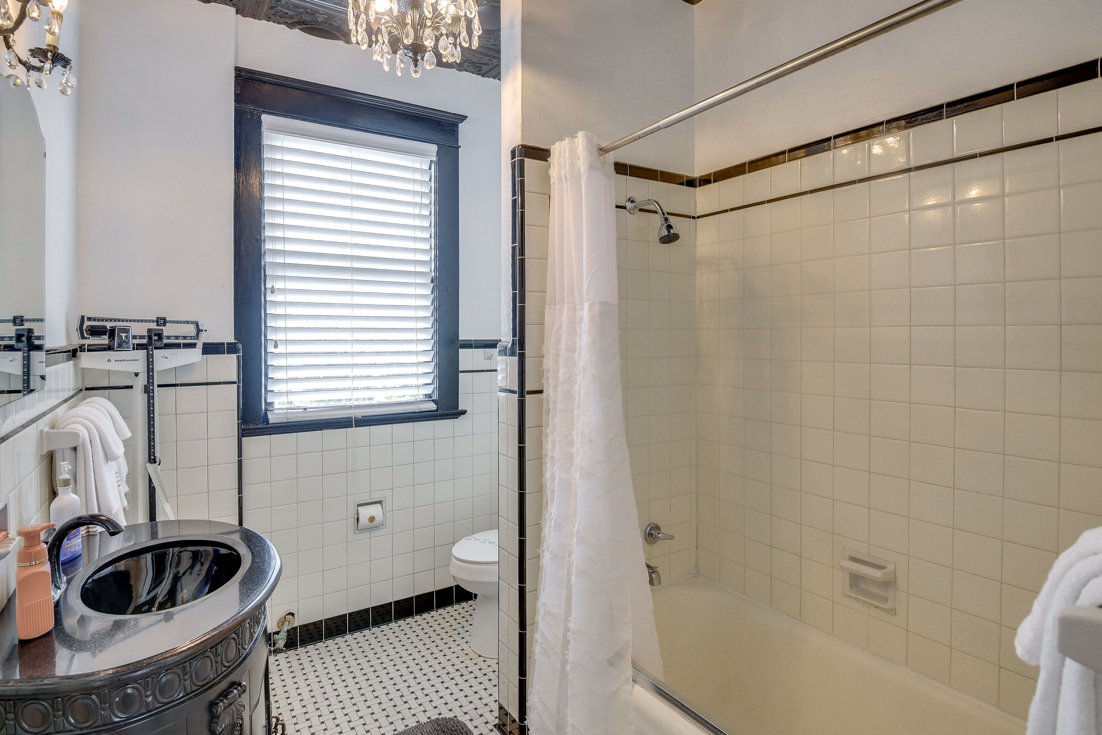 Full Bathroom | Towels & Linens