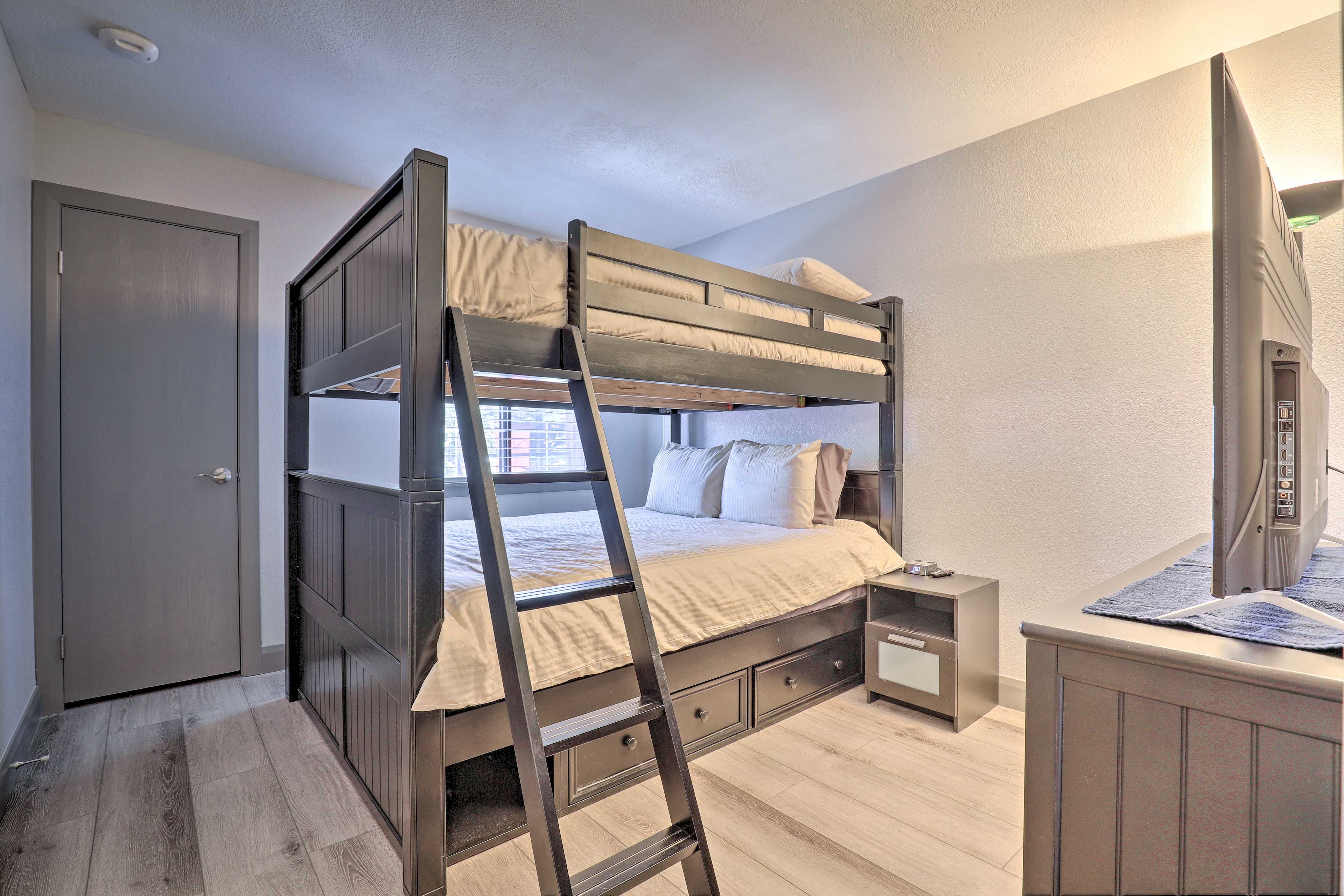 Bedroom 2 | Queen Bunk Bed | Smart TV