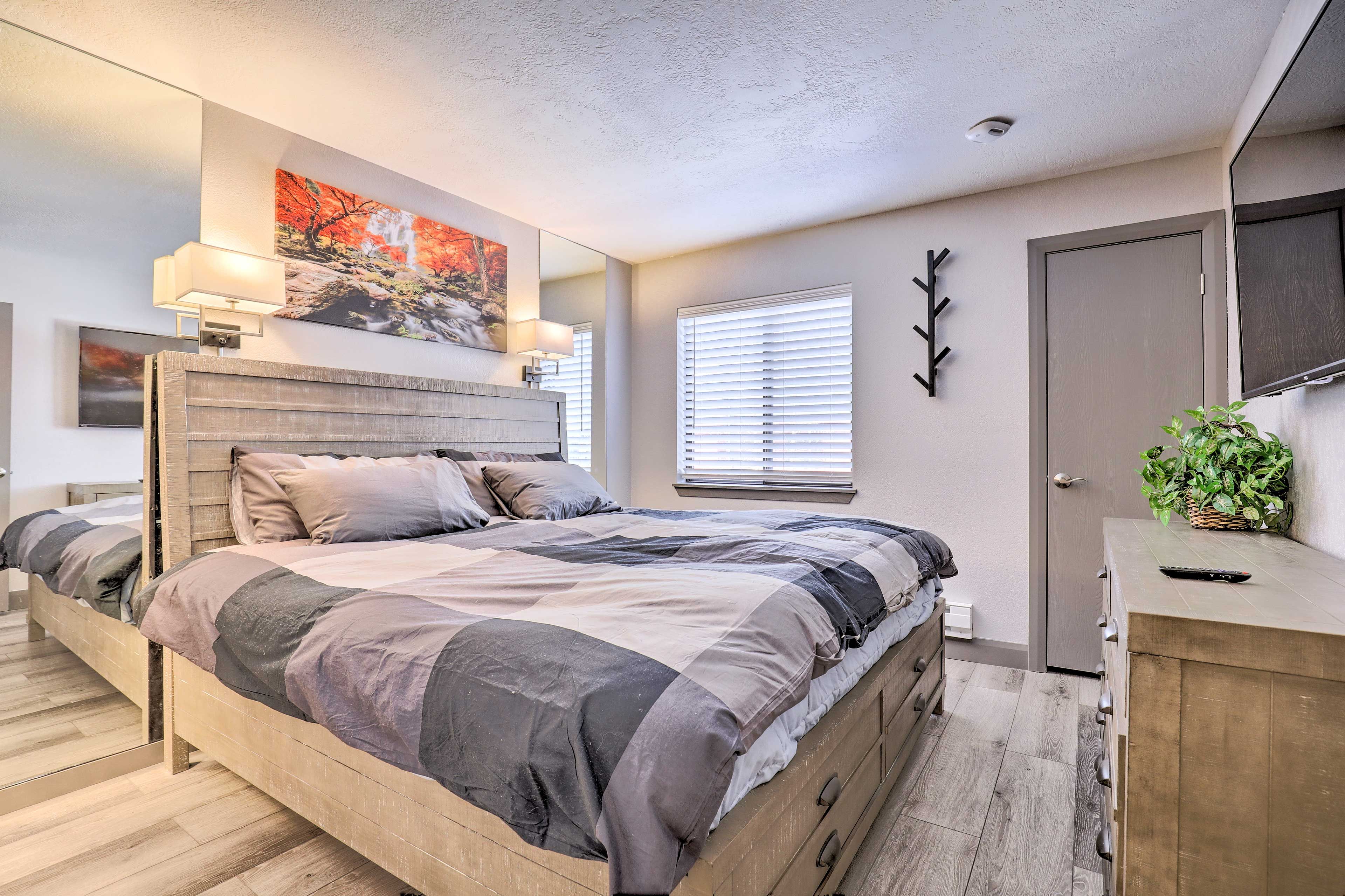Bedroom 1 | King Bed | Smart TV | En-Suite Bathroom
