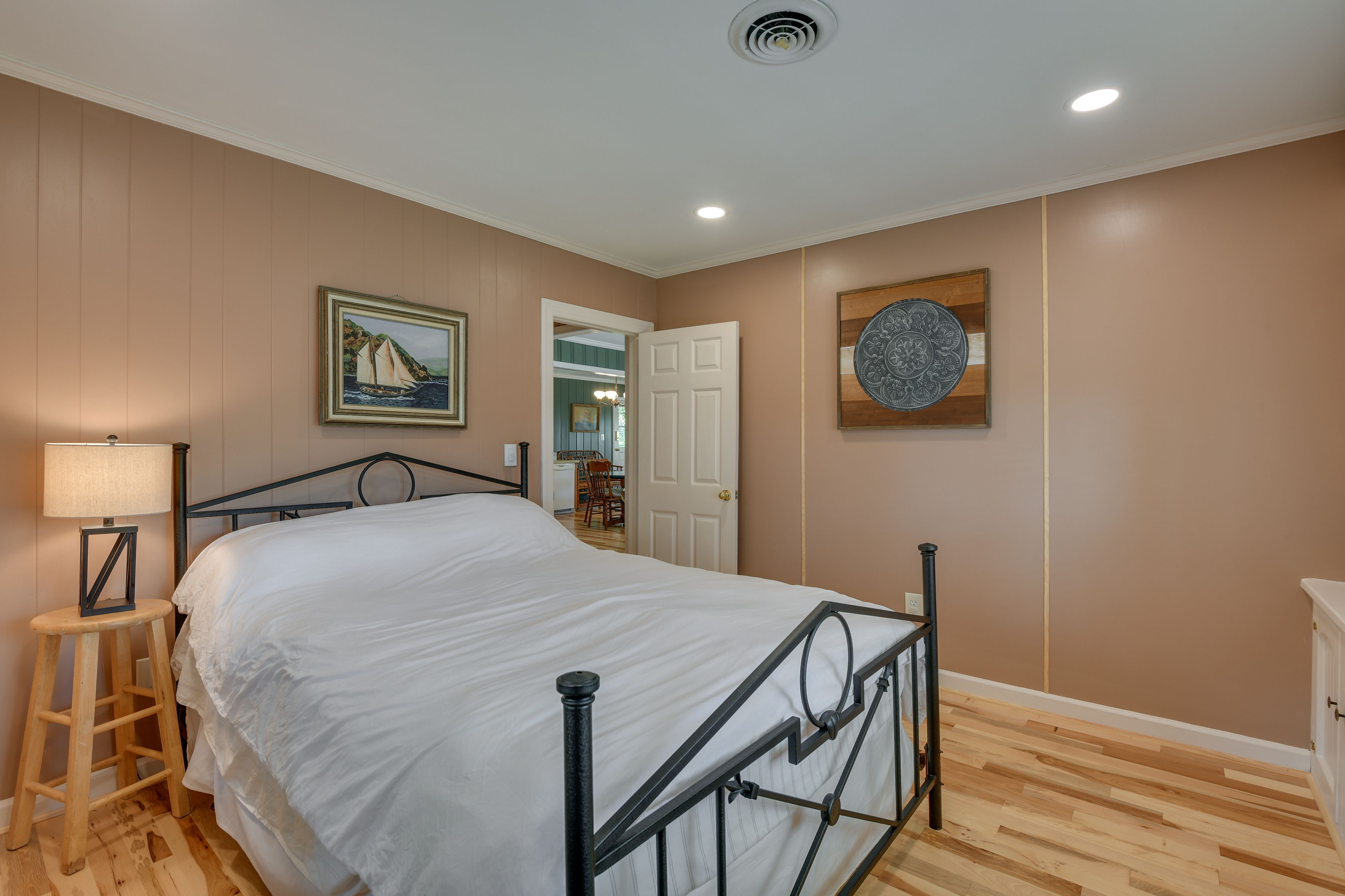 Bedroom 1 | Queen Bed