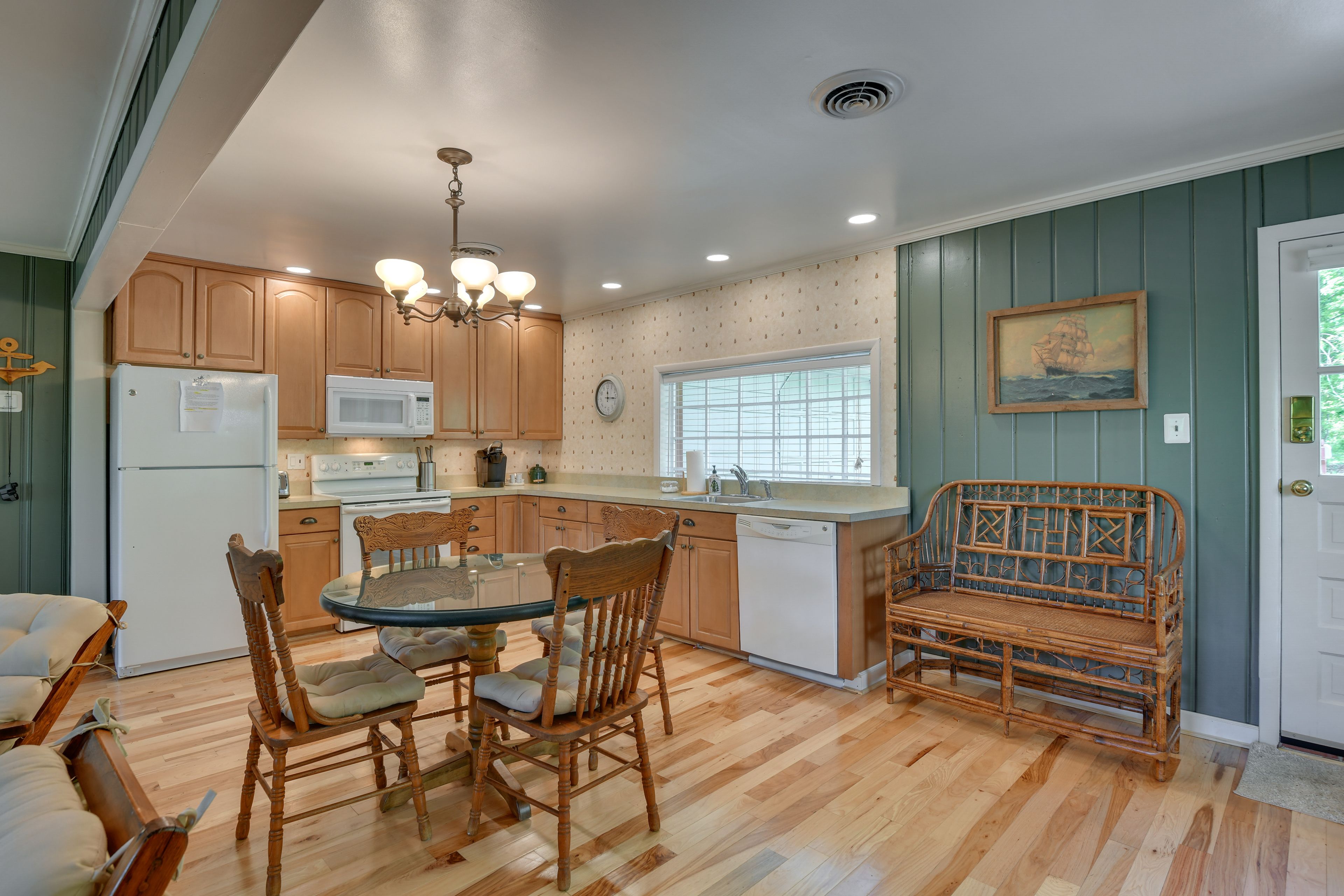 Dining Area | Dishware & Flatware