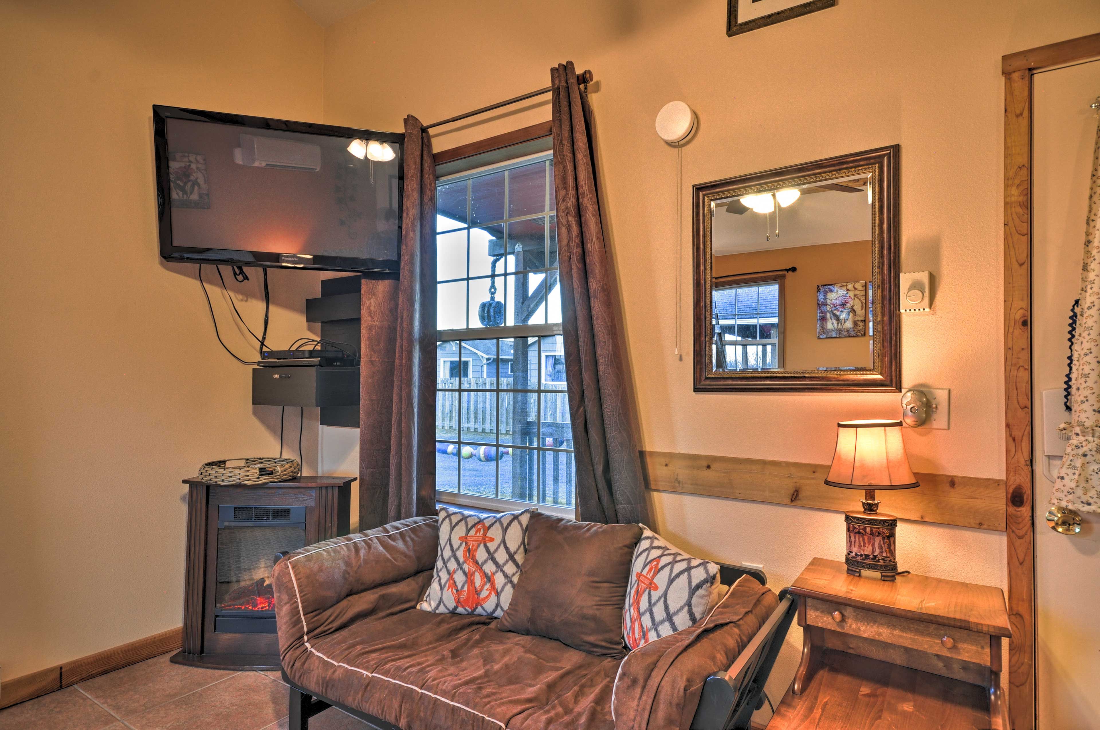 Sitting Area | Electric Fireplace | Smart TV