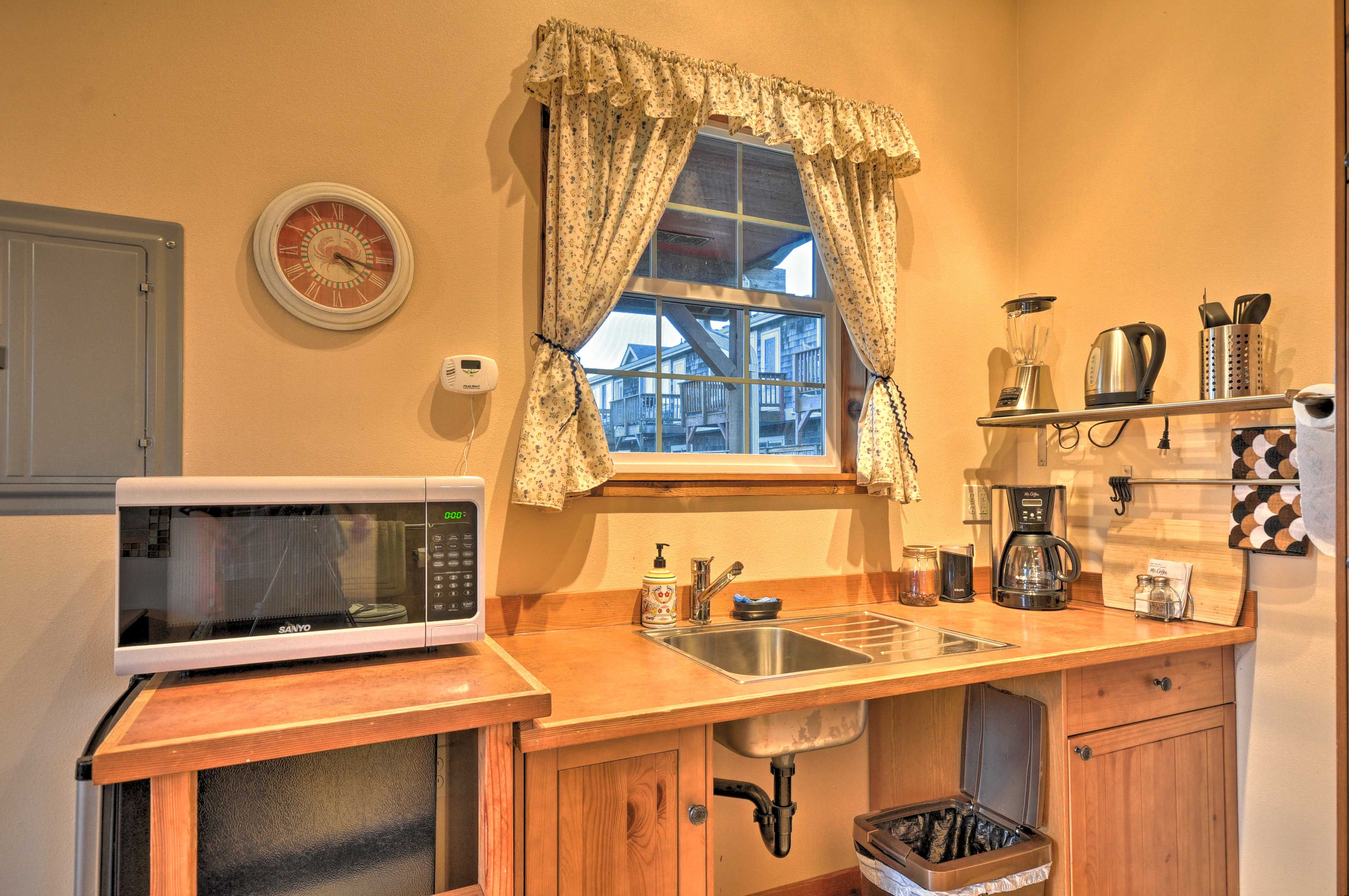 Kitchenette | Mini Fridge | Microwave | Drip Coffee Maker