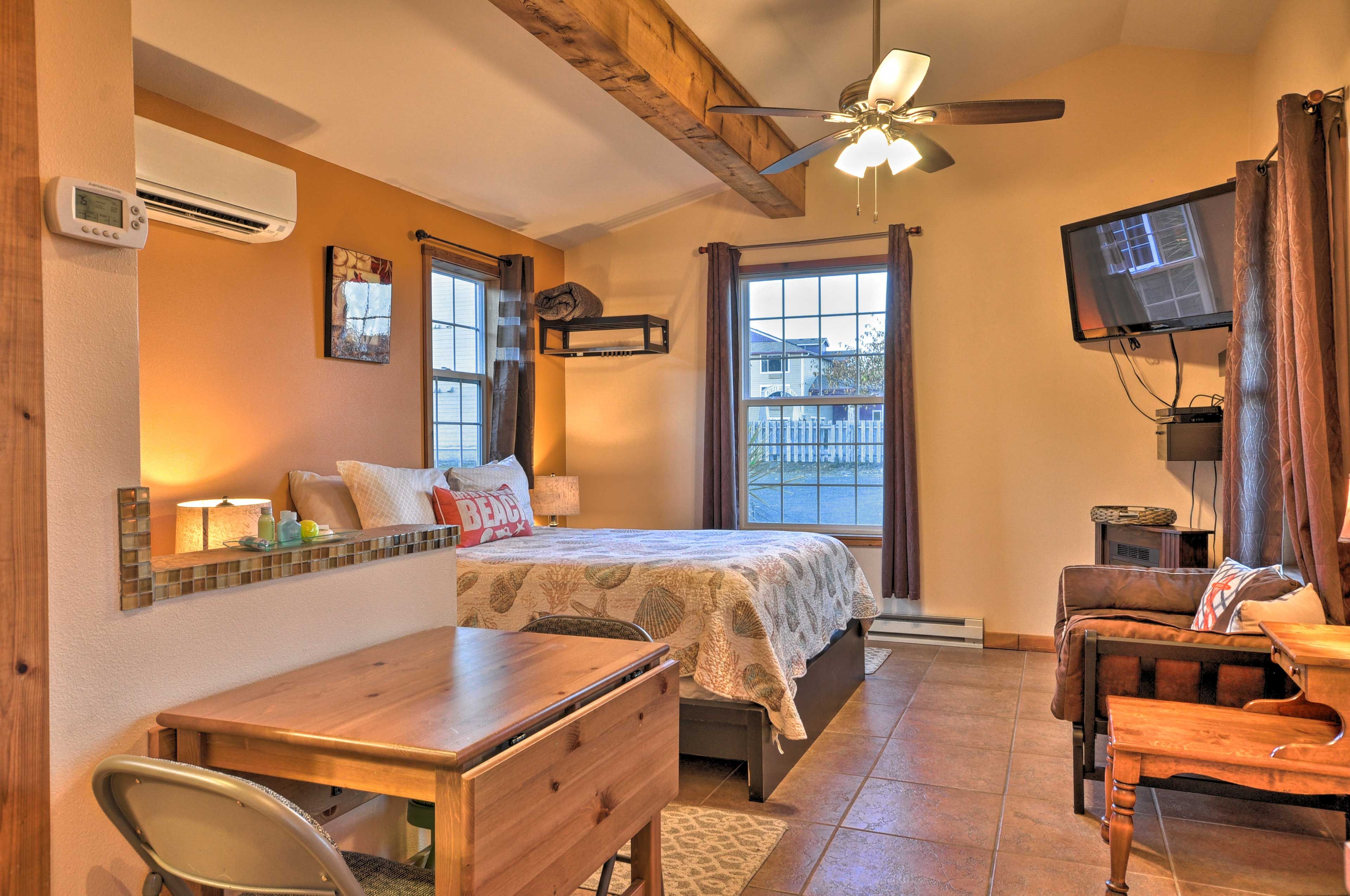 Dining Area | Dishes & Flatware Provided