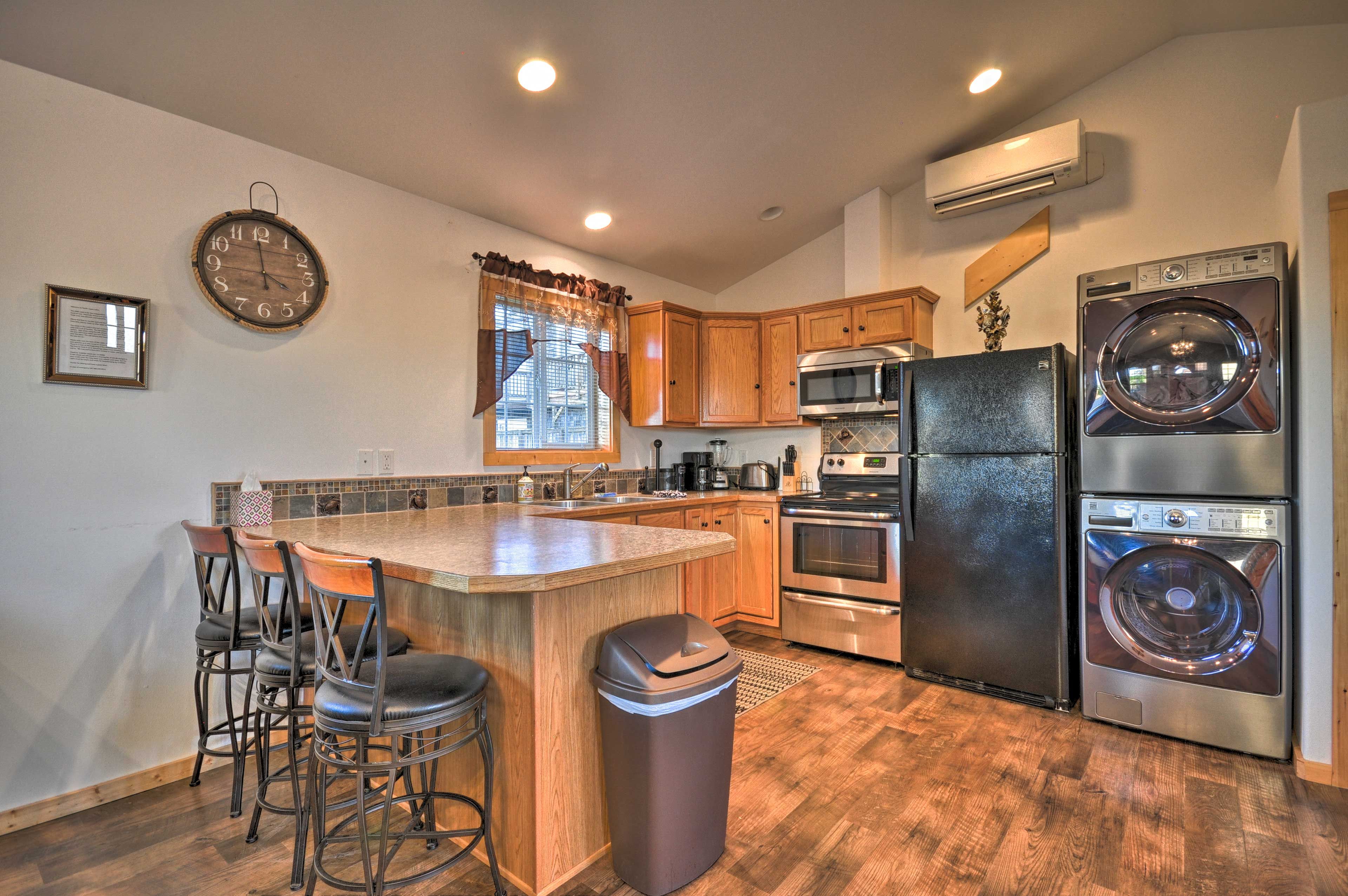 Dining Area | Dishes & Flatware Provided