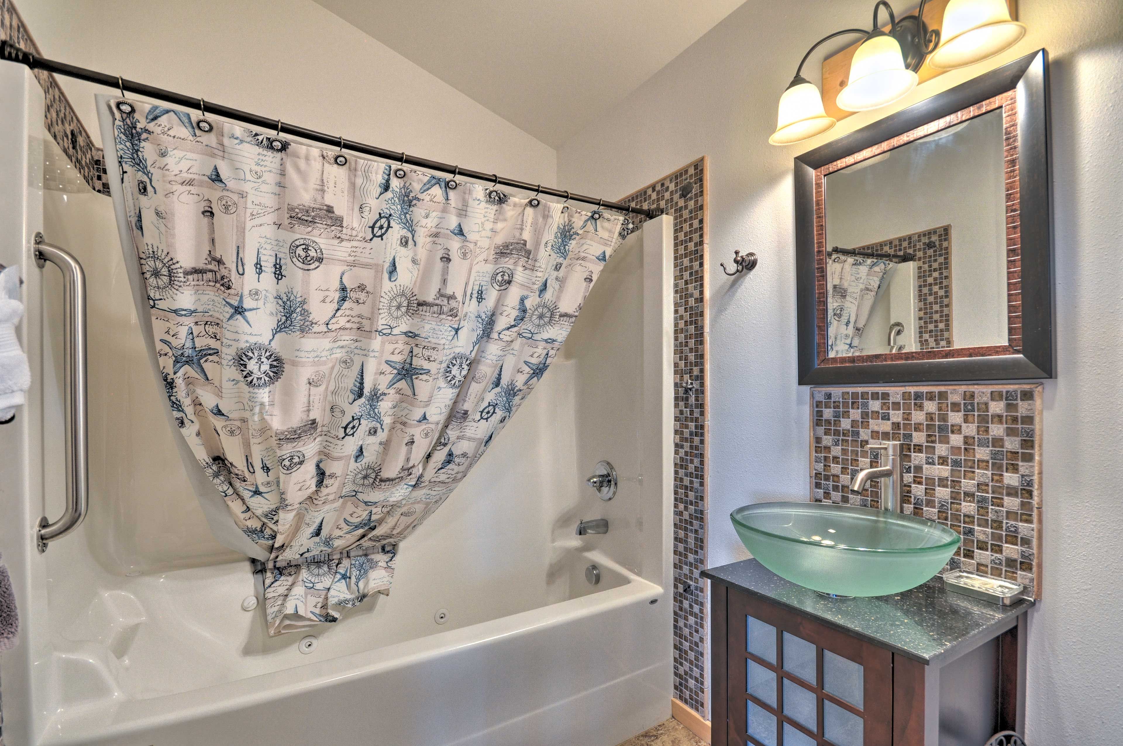 Full Bathroom | Towels & Linens Provided | Jetted Jacuzzi Tub