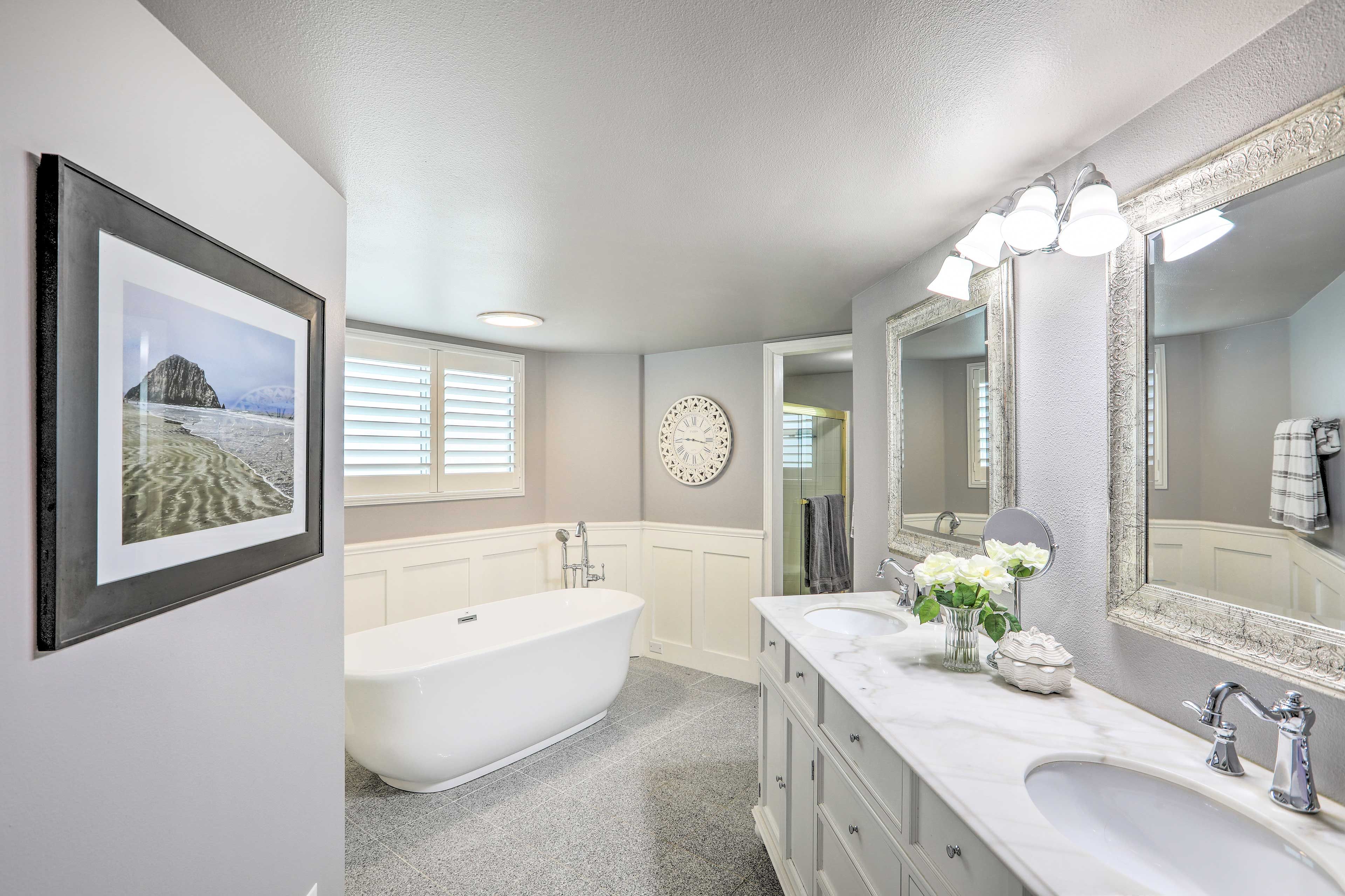 Full Bathroom | Towels Provided | Complimentary Toiletries