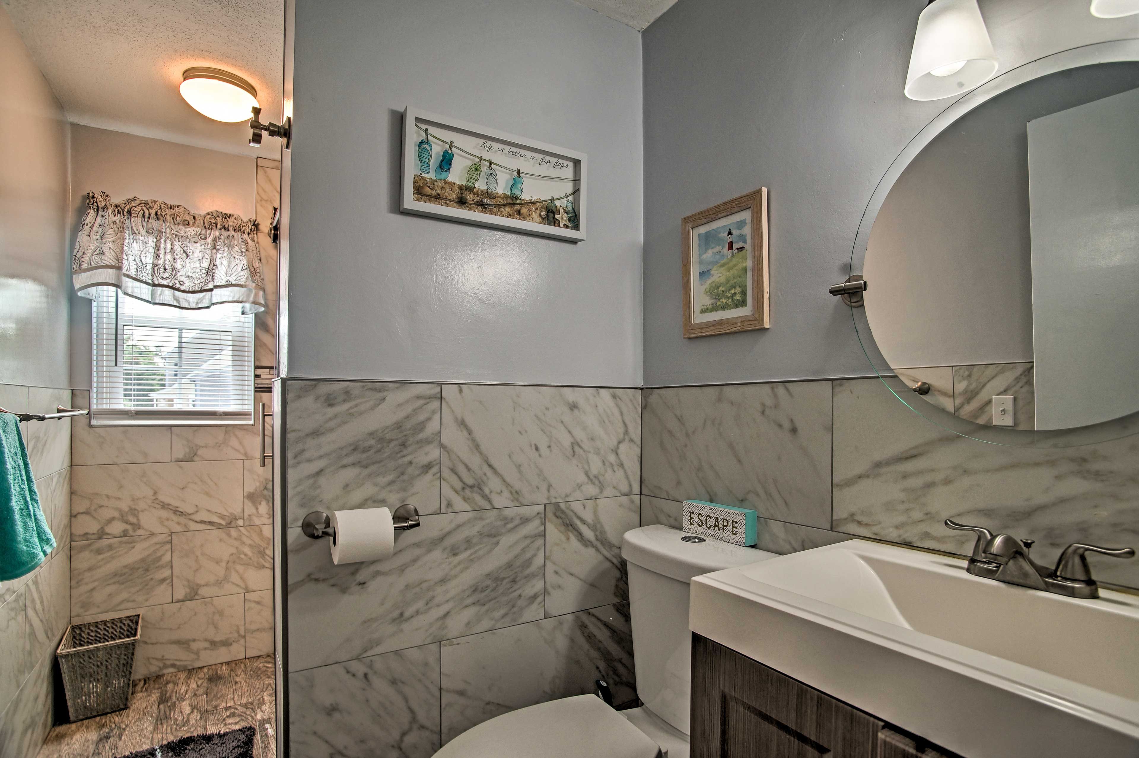 Full Bathroom | Towels Provided