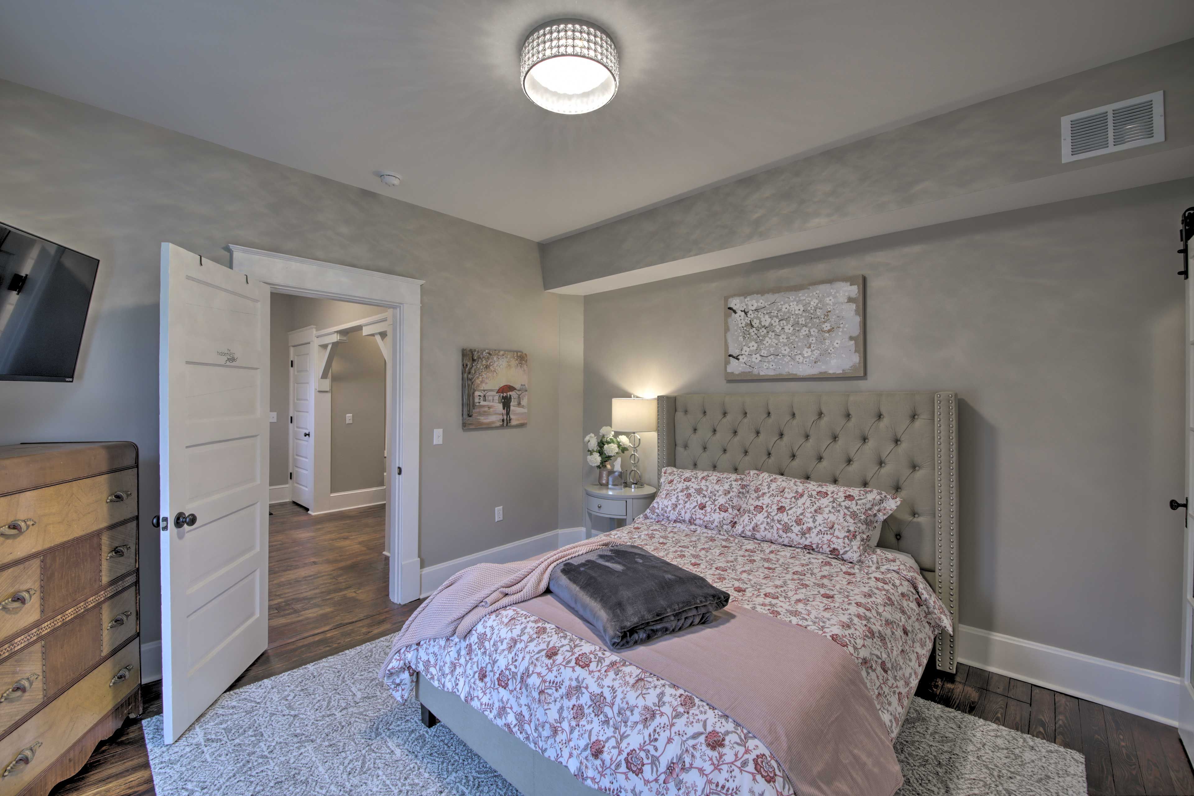 Bedroom 1 | Queen Bed