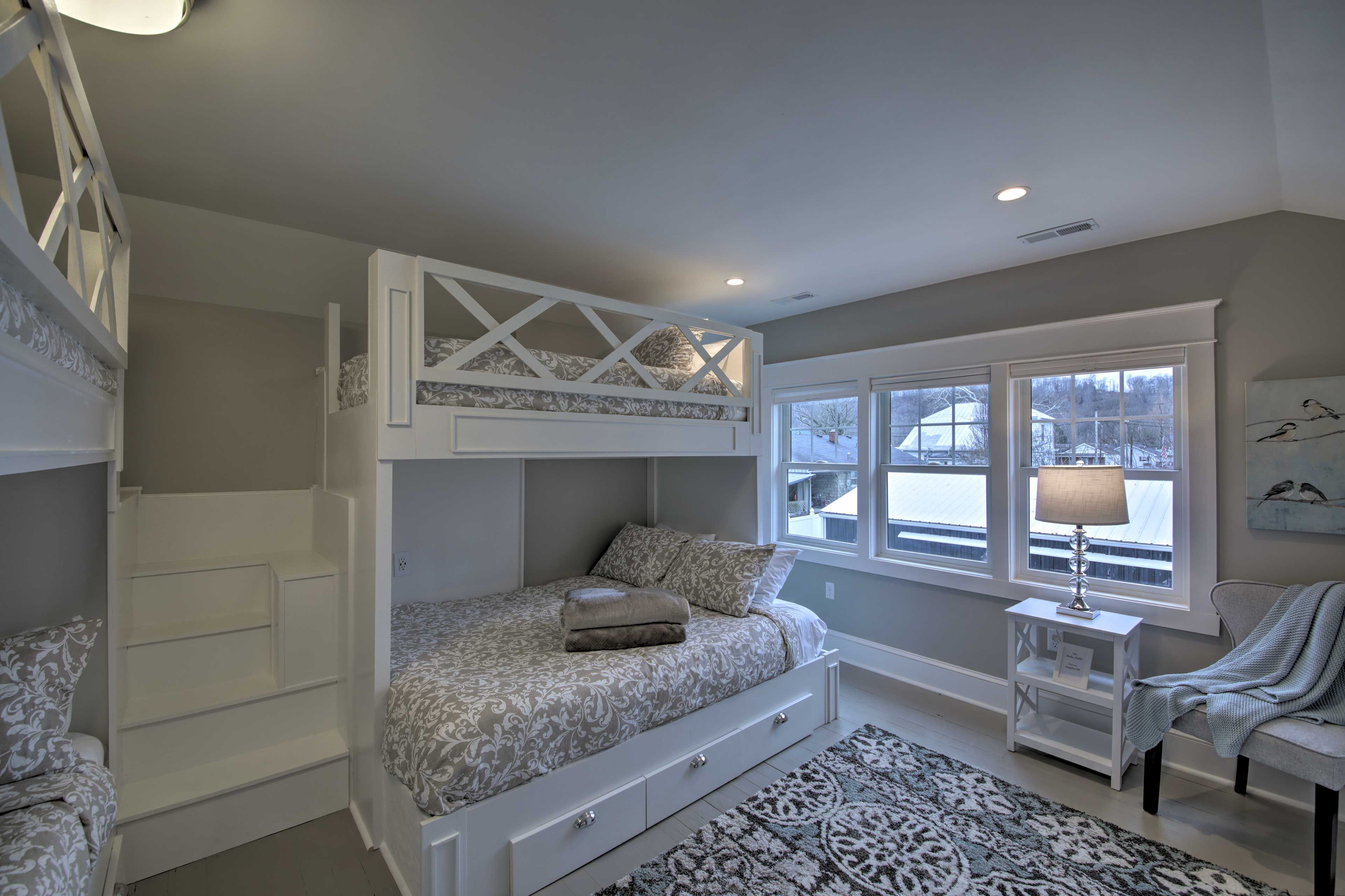 Bedroom 3 | 2nd Floor | Twin/Queen Bunk Bed | Full Bunk Bed