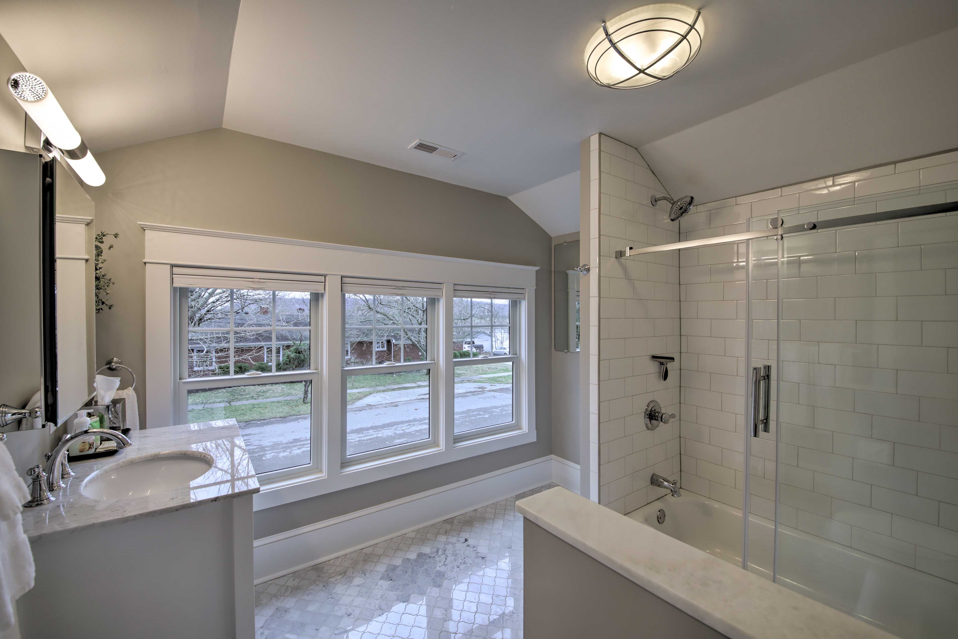 Full Bathroom | Complimentary Toiletries