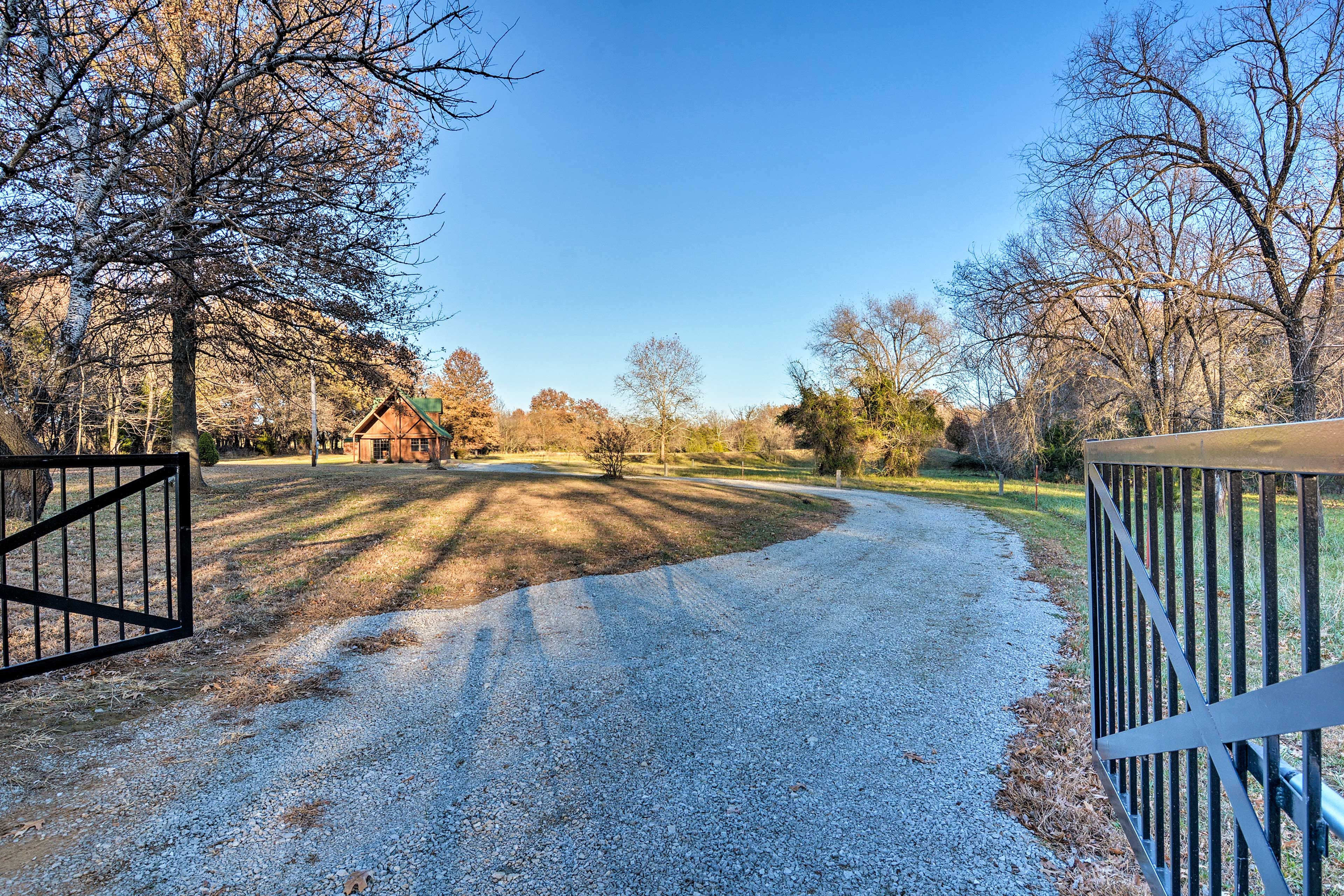 Parking | Gravel Driveway (10 Vehicles)