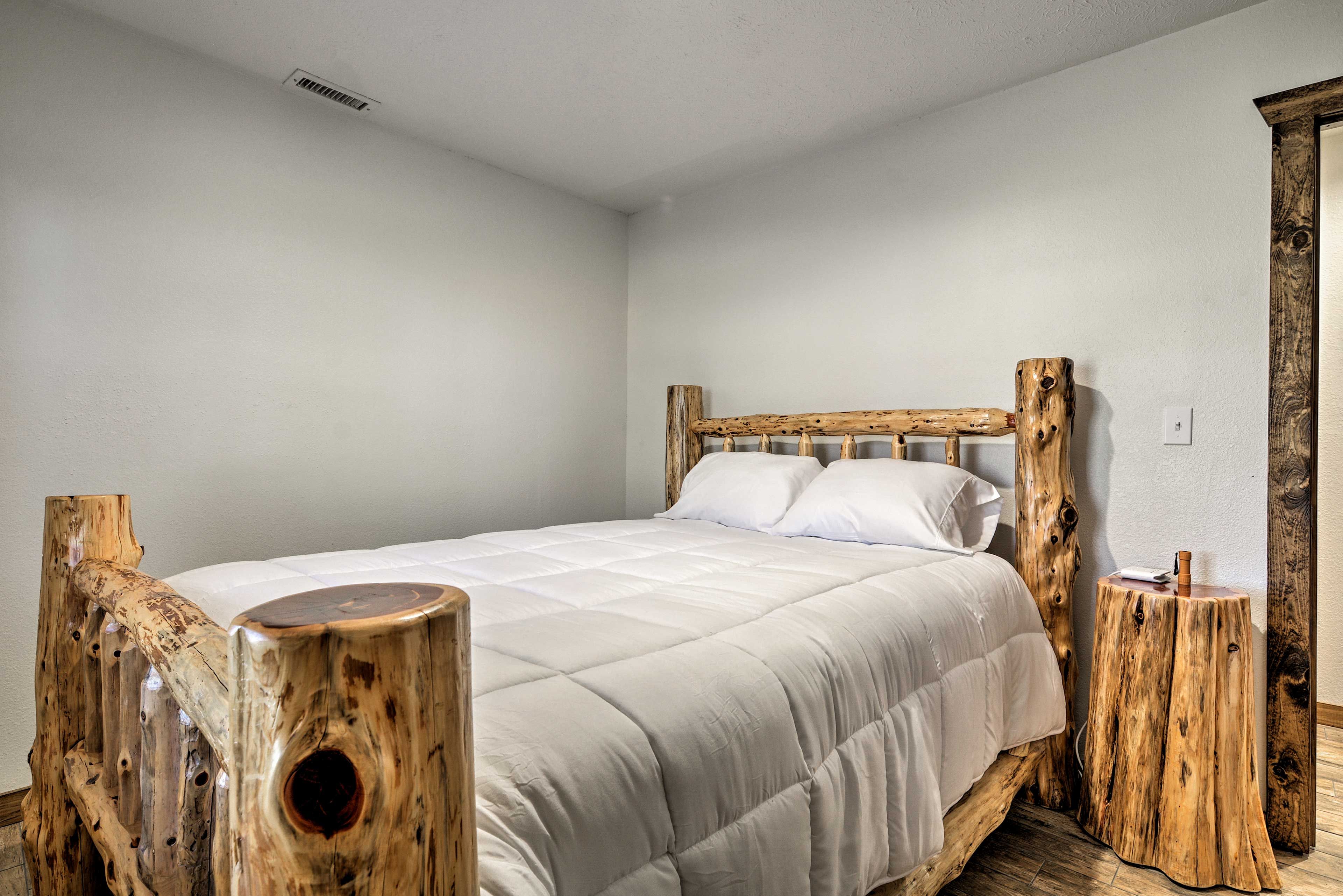 Bedroom 2 | Queen Bed | First Floor