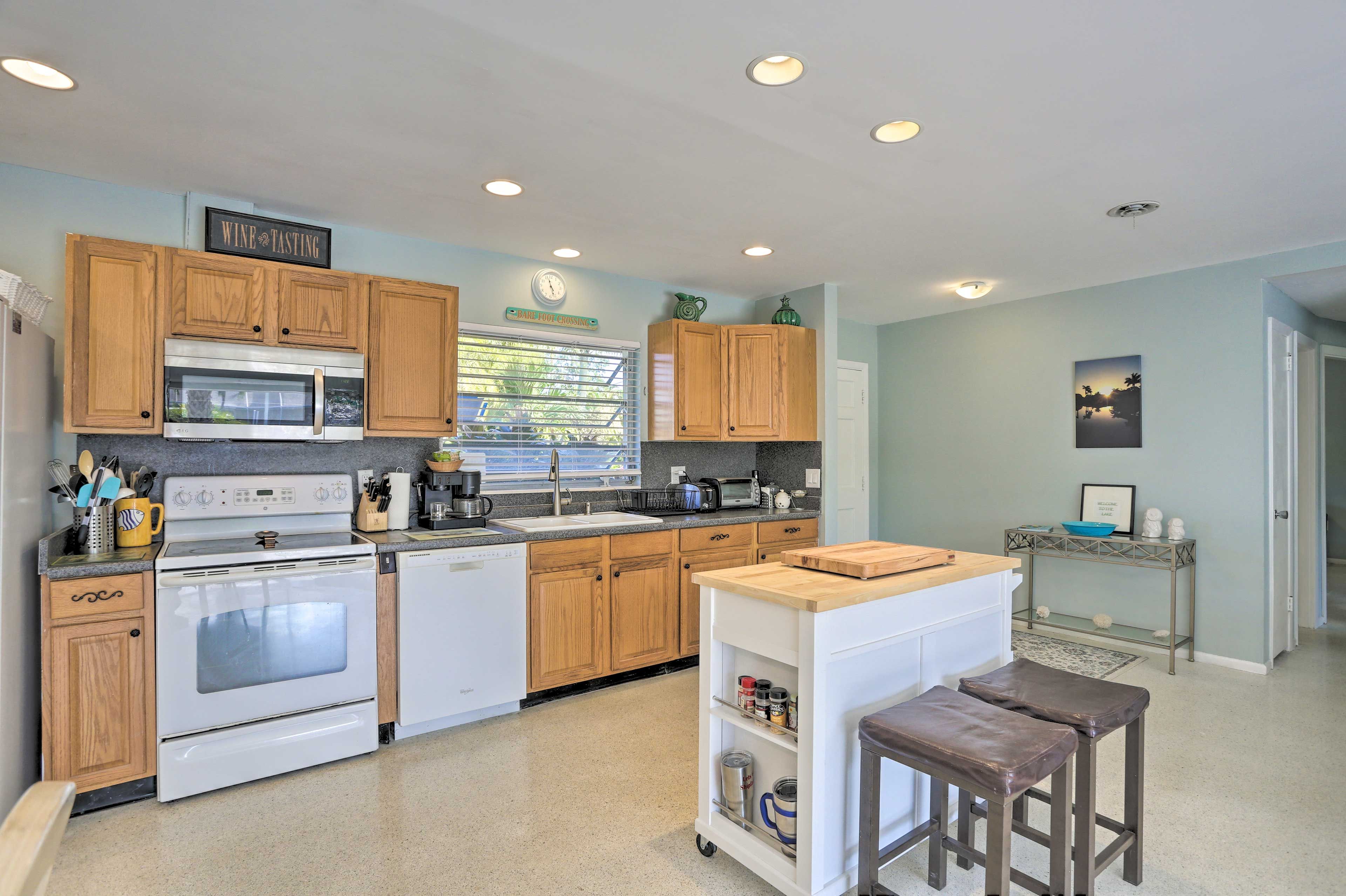 The fully equipped kitchen makes it easy to prepare home-cooked delicacies.